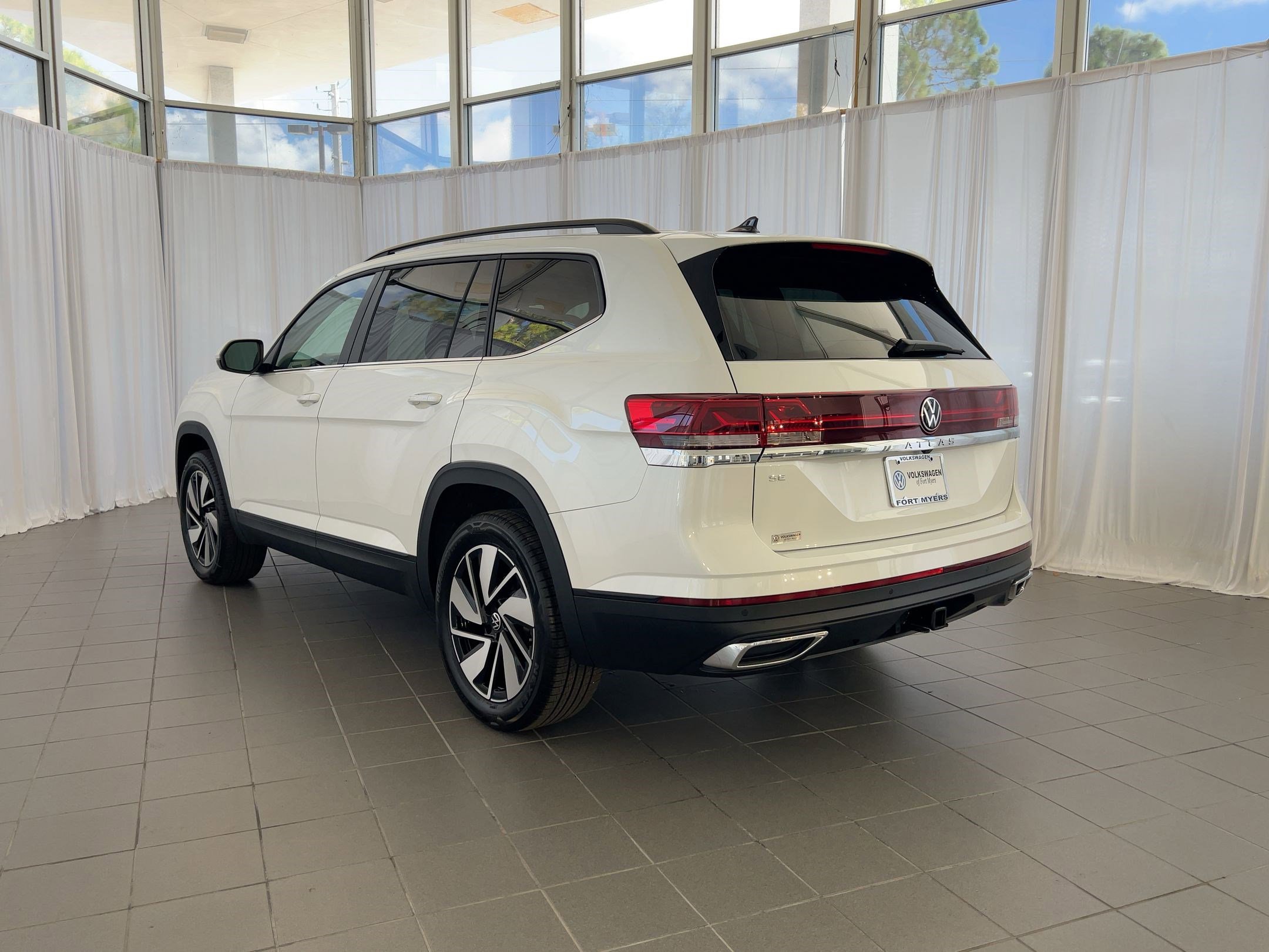 2026 Volkswagen Atlas SE Technology photo 2