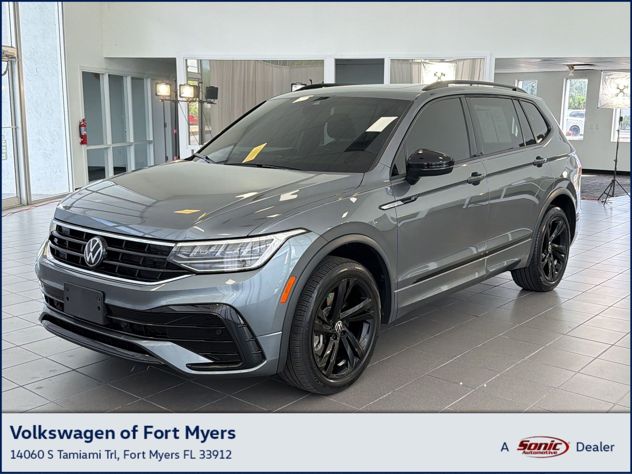 2024 Volkswagen Tiguan 2.0T SE R-Line Black's photo