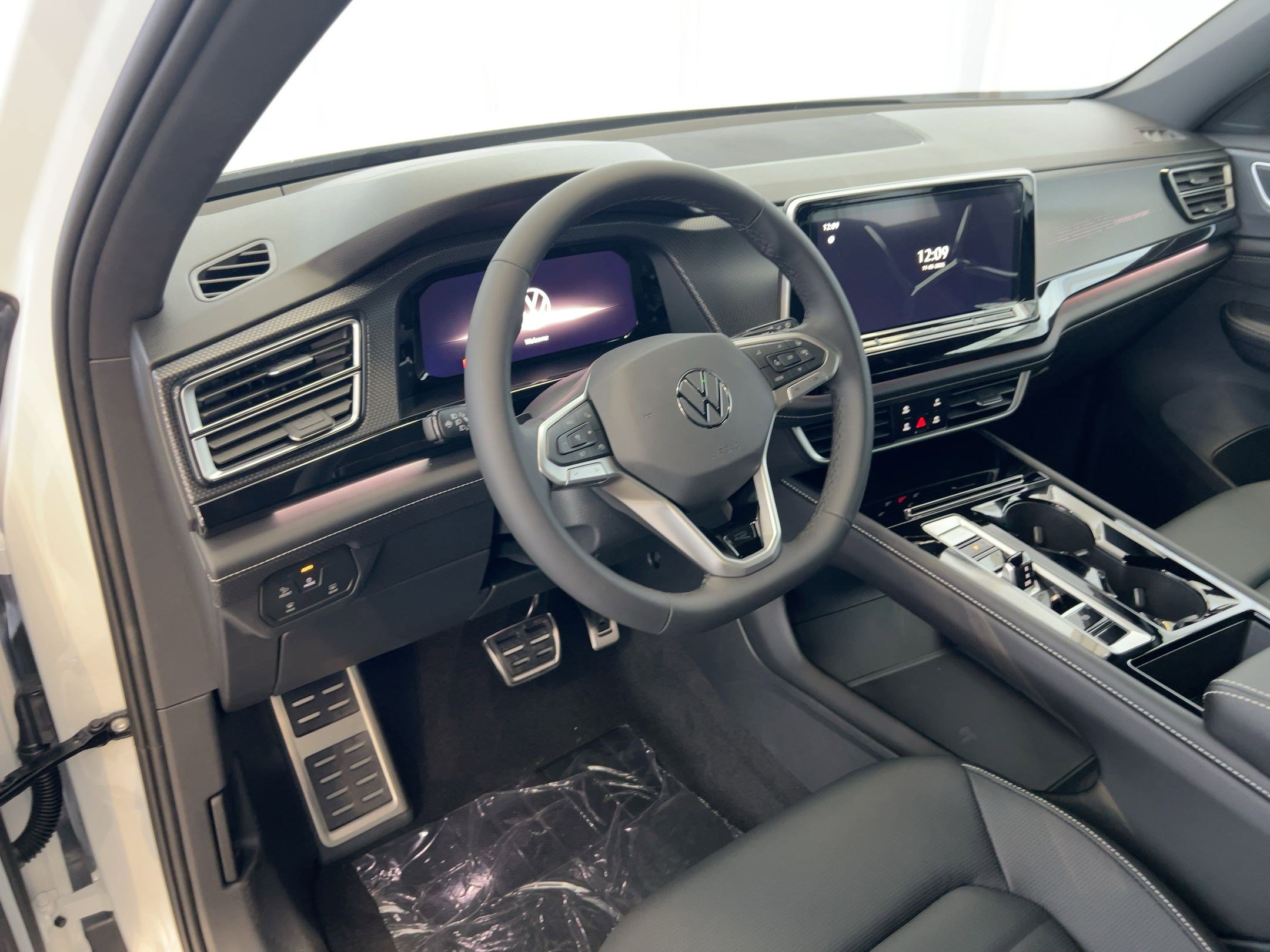 2026 Volkswagen Atlas Cross Sport SEL R-Line photo 4