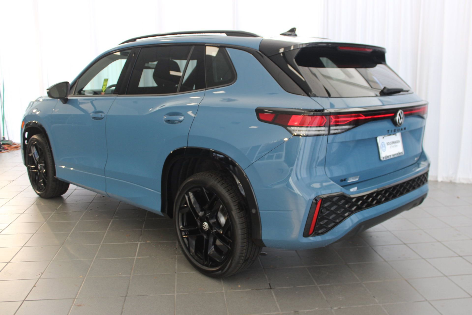 2025 Volkswagen Tiguan SE R-Line Black photo 3