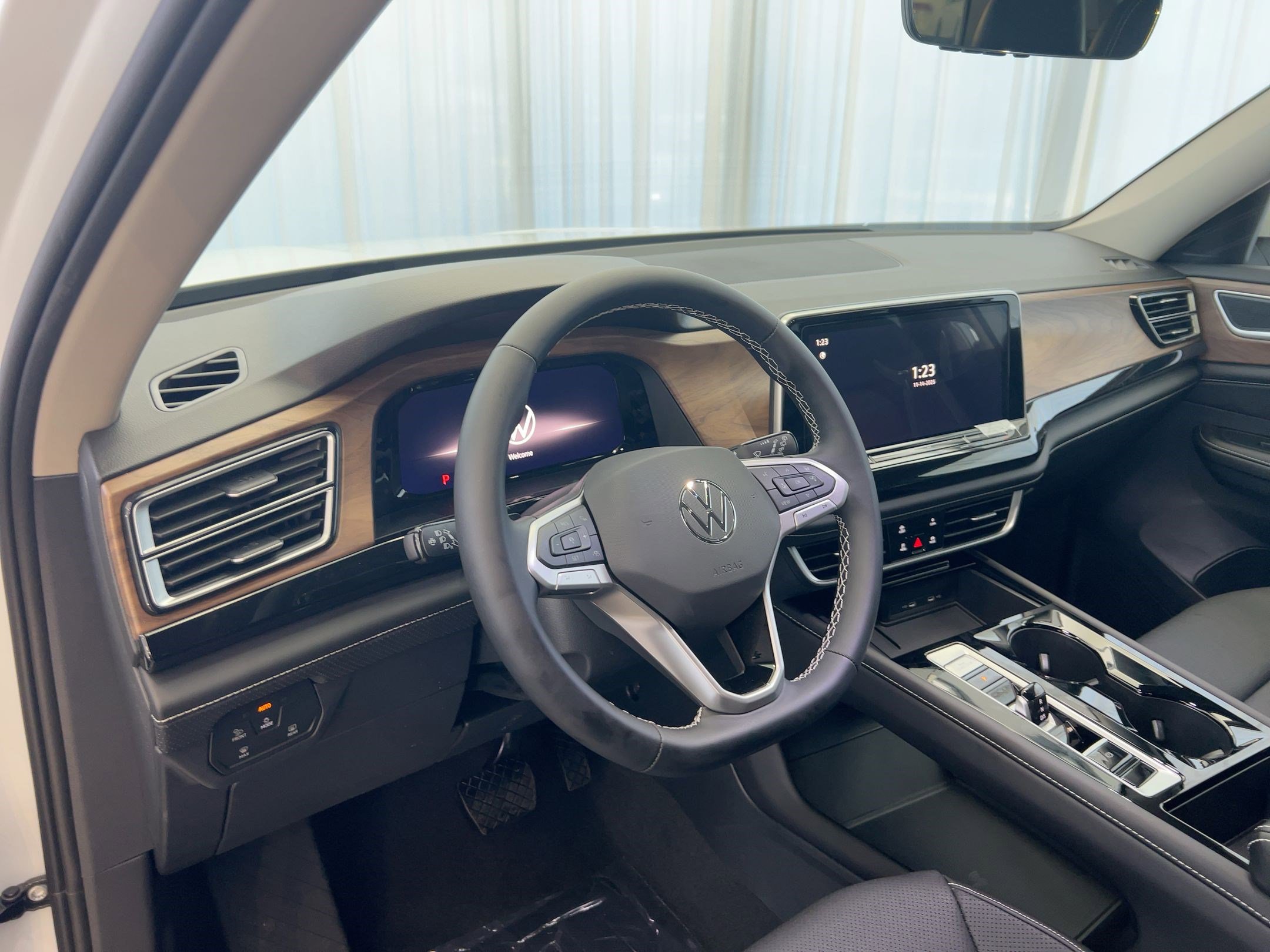 2026 Volkswagen Atlas SE Technology photo 4