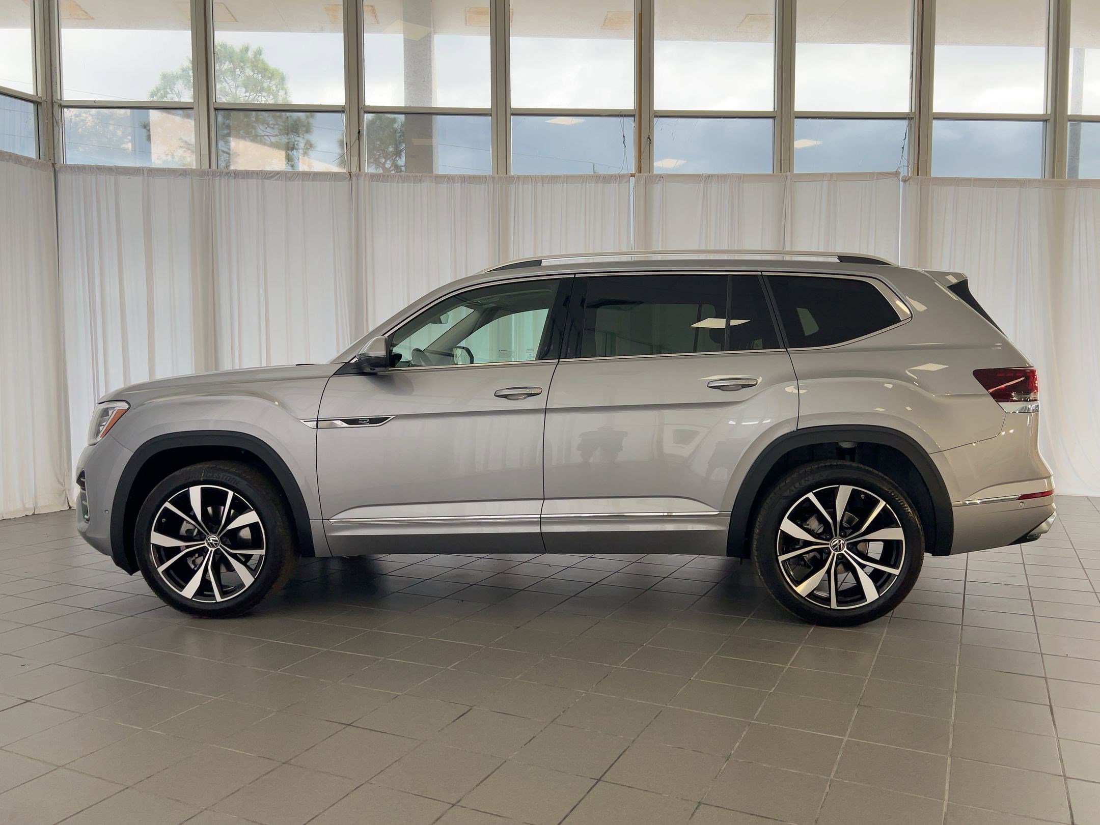 2026 Volkswagen Atlas SEL Premium R-Line photo 2