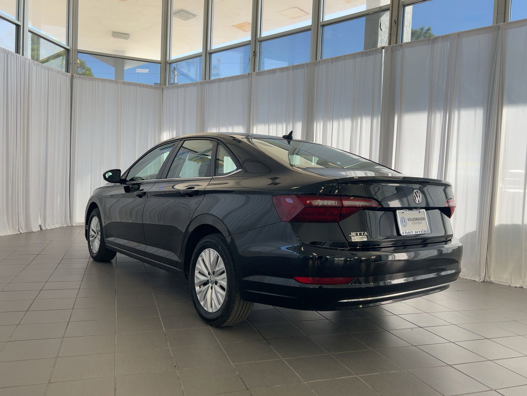 2020 Volkswagen Jetta SE R-Line photo 2