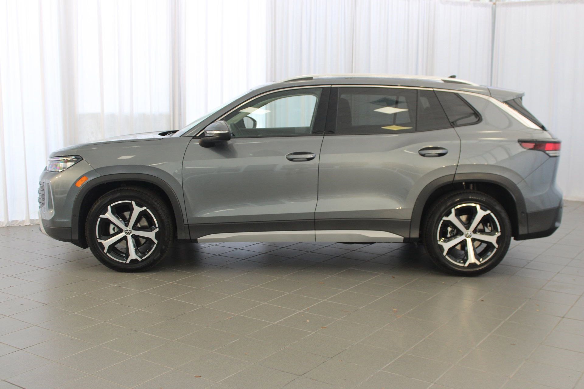 2025 Volkswagen Tiguan SE photo 2