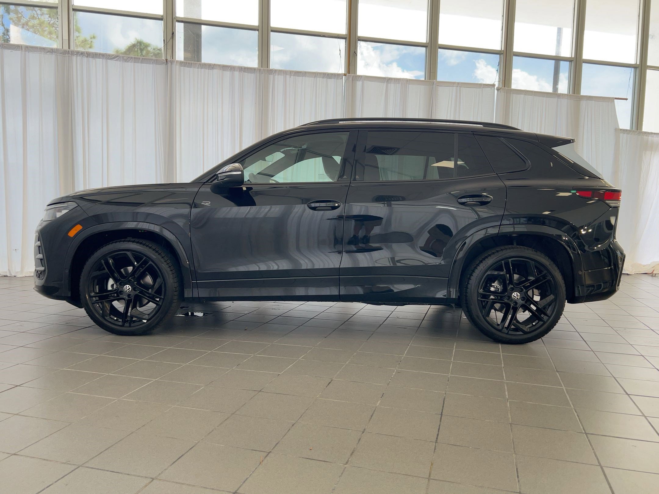 2026 Volkswagen Tiguan SE R-Line Black photo 2