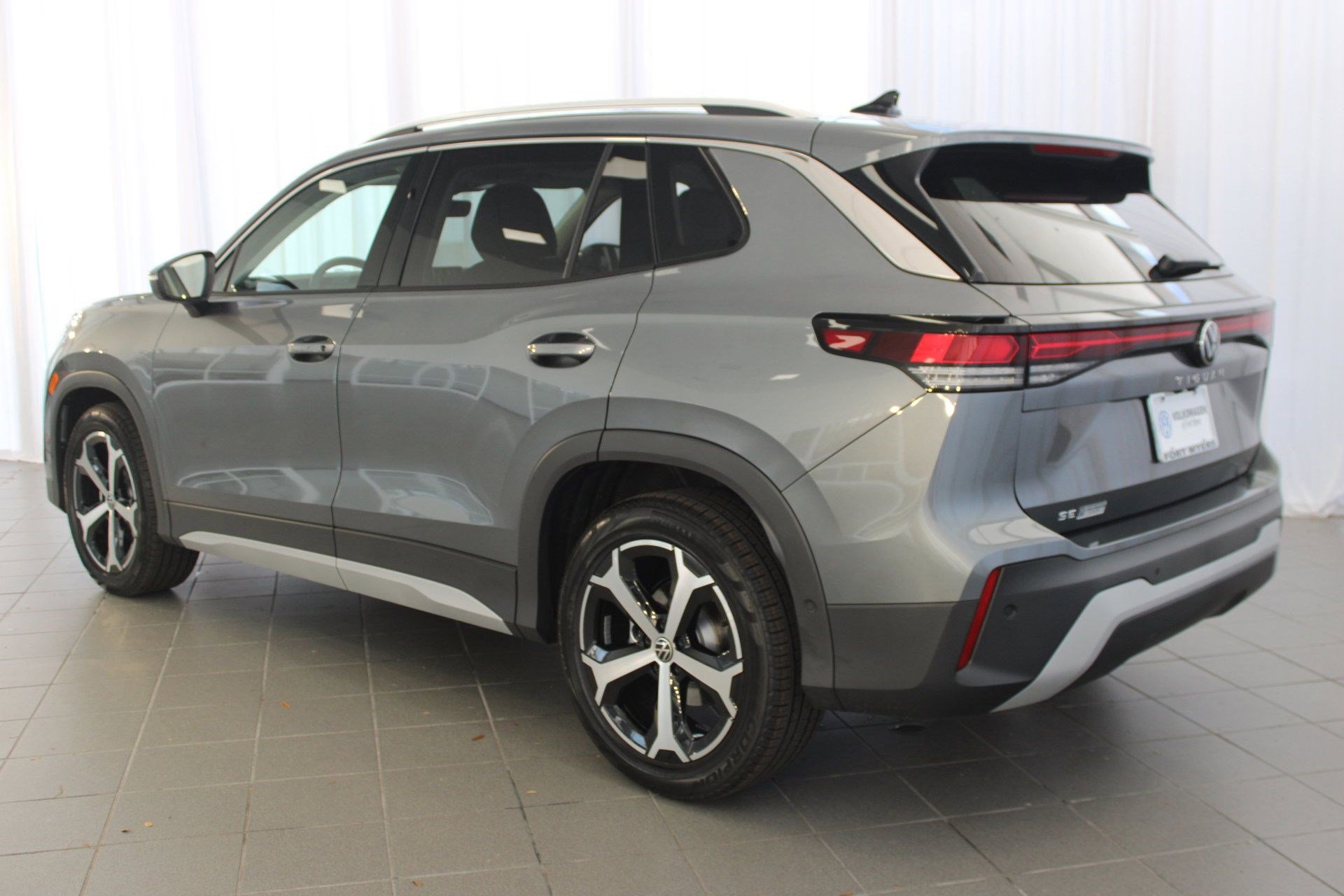 2025 Volkswagen Tiguan SE photo 3