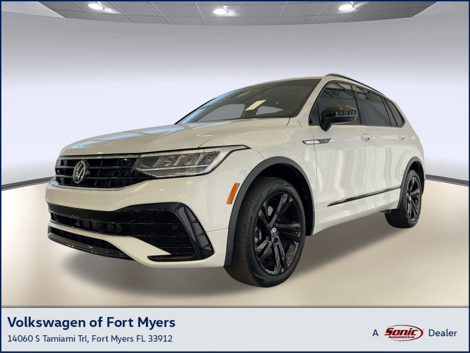 2024 Volkswagen Tiguan SE R-LINE BLACK's photo