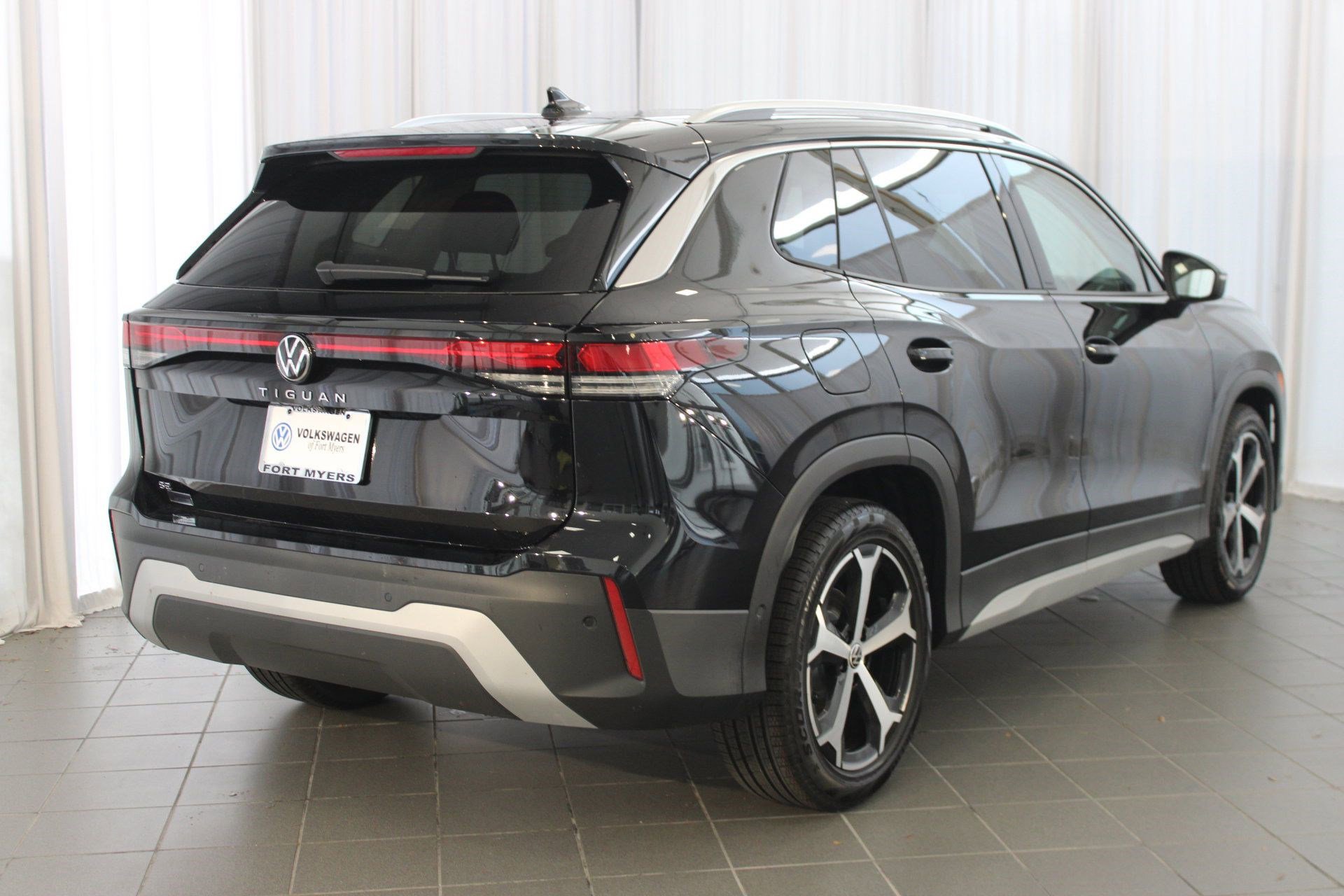 2025 Volkswagen Tiguan SE photo 2