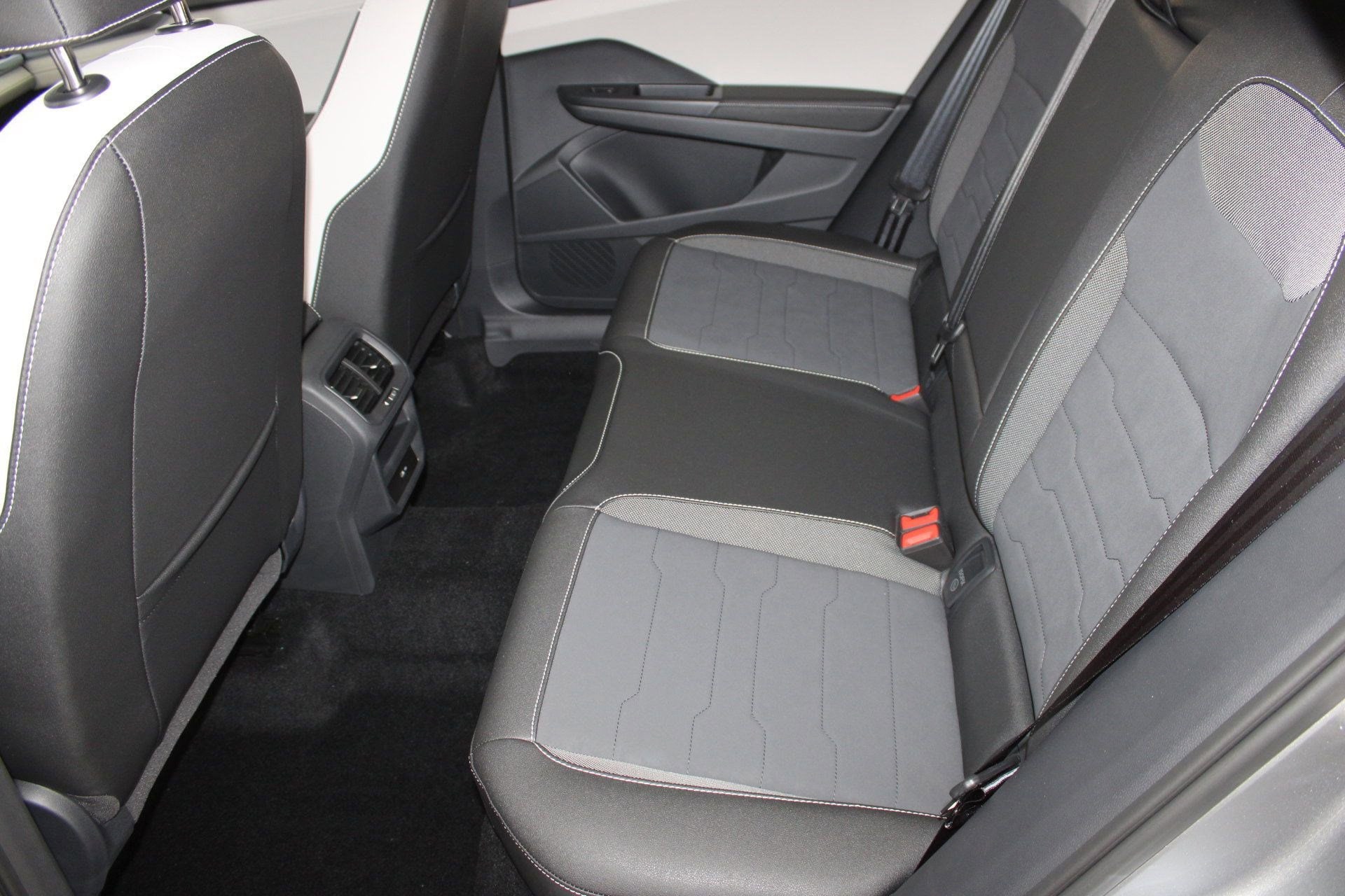 2025 Volkswagen Taos SE - Photo 14
