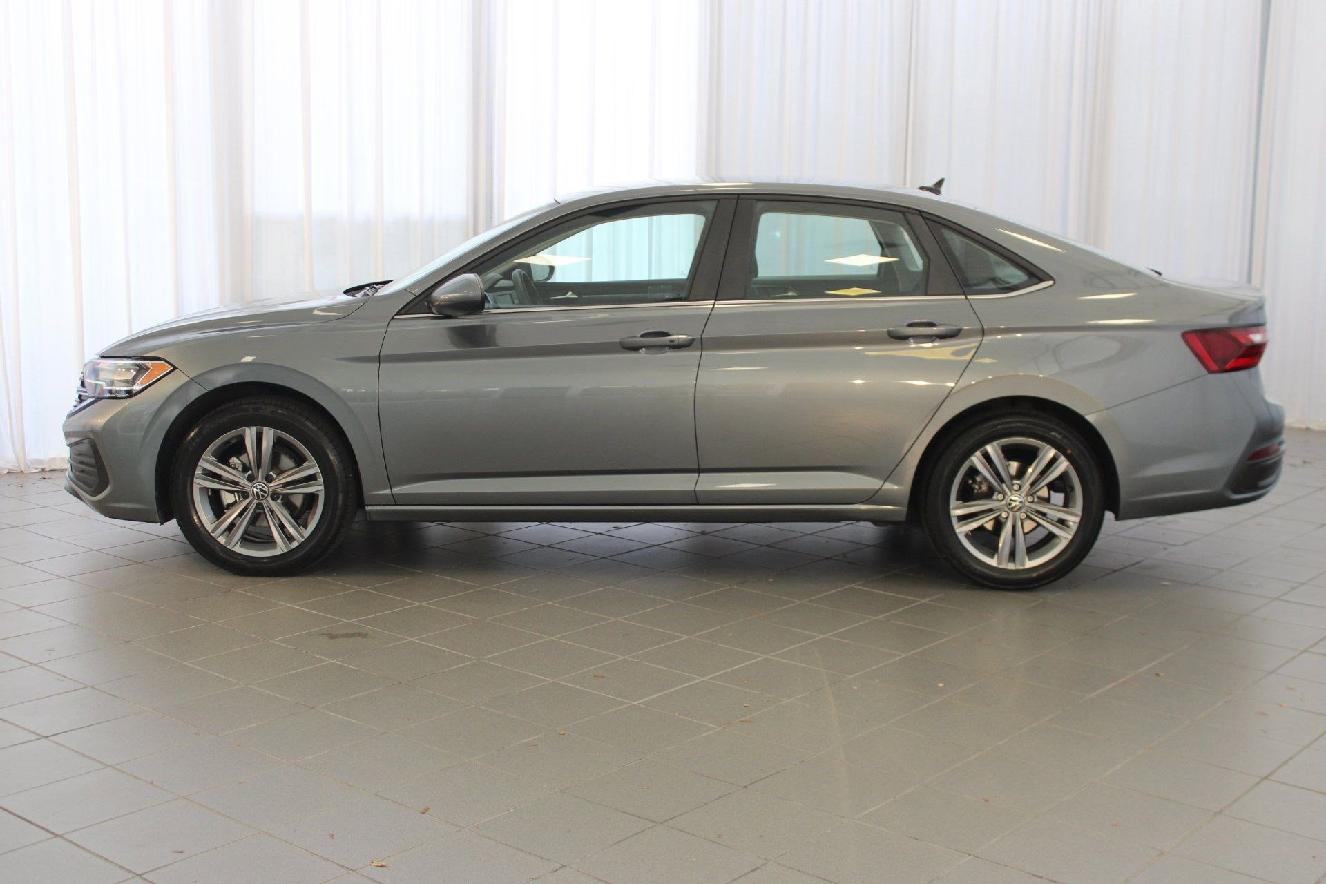 2022 Volkswagen Jetta SE photo 2