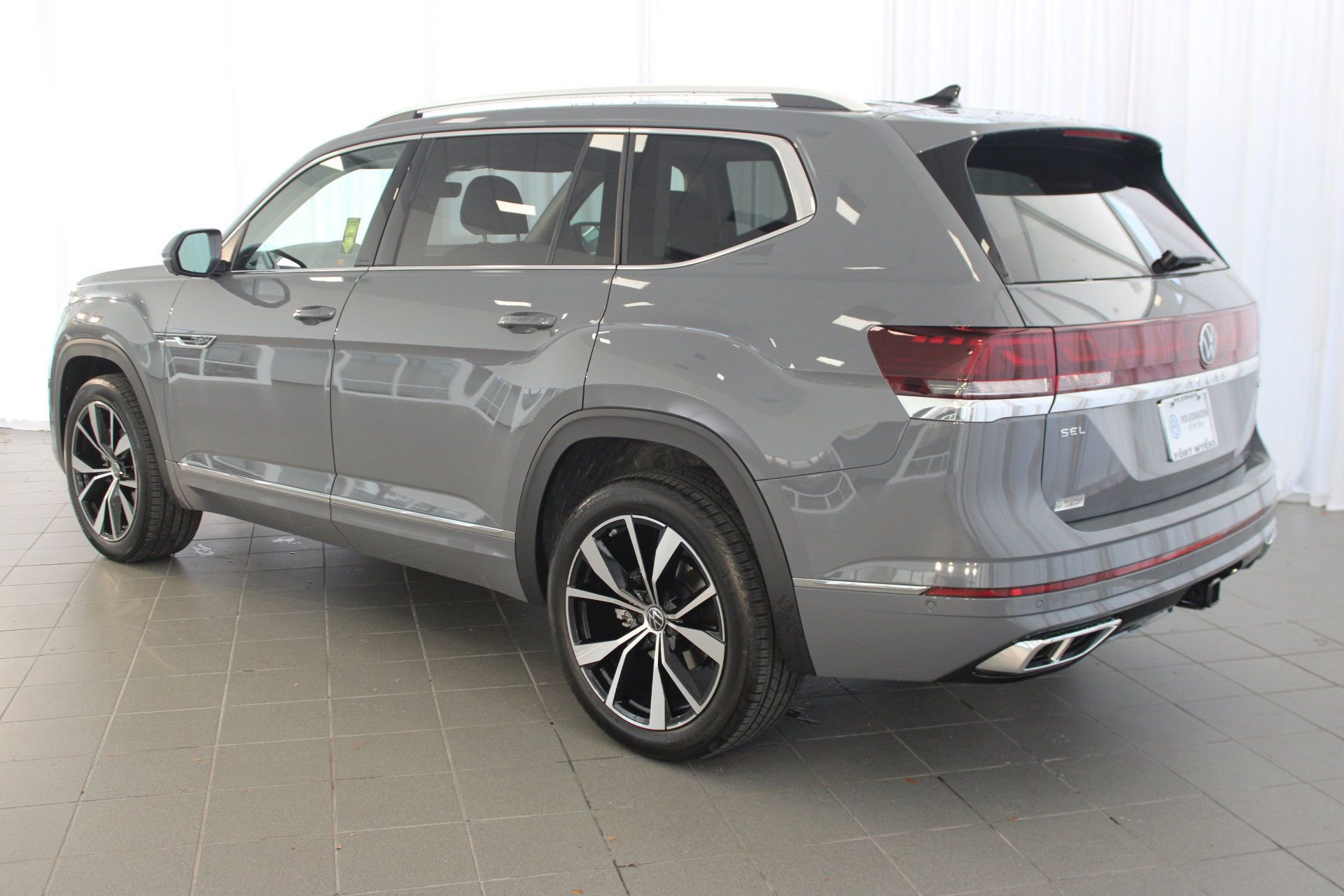 2026 Volkswagen Atlas SEL Premium R-Line photo 2