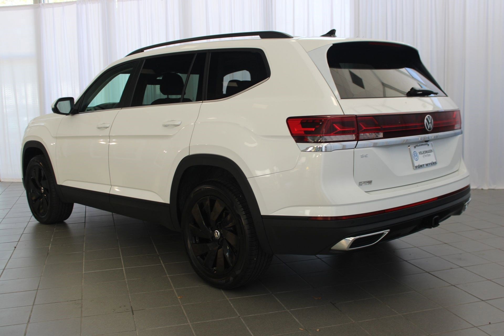 2026 Volkswagen Atlas SE Technology photo 2