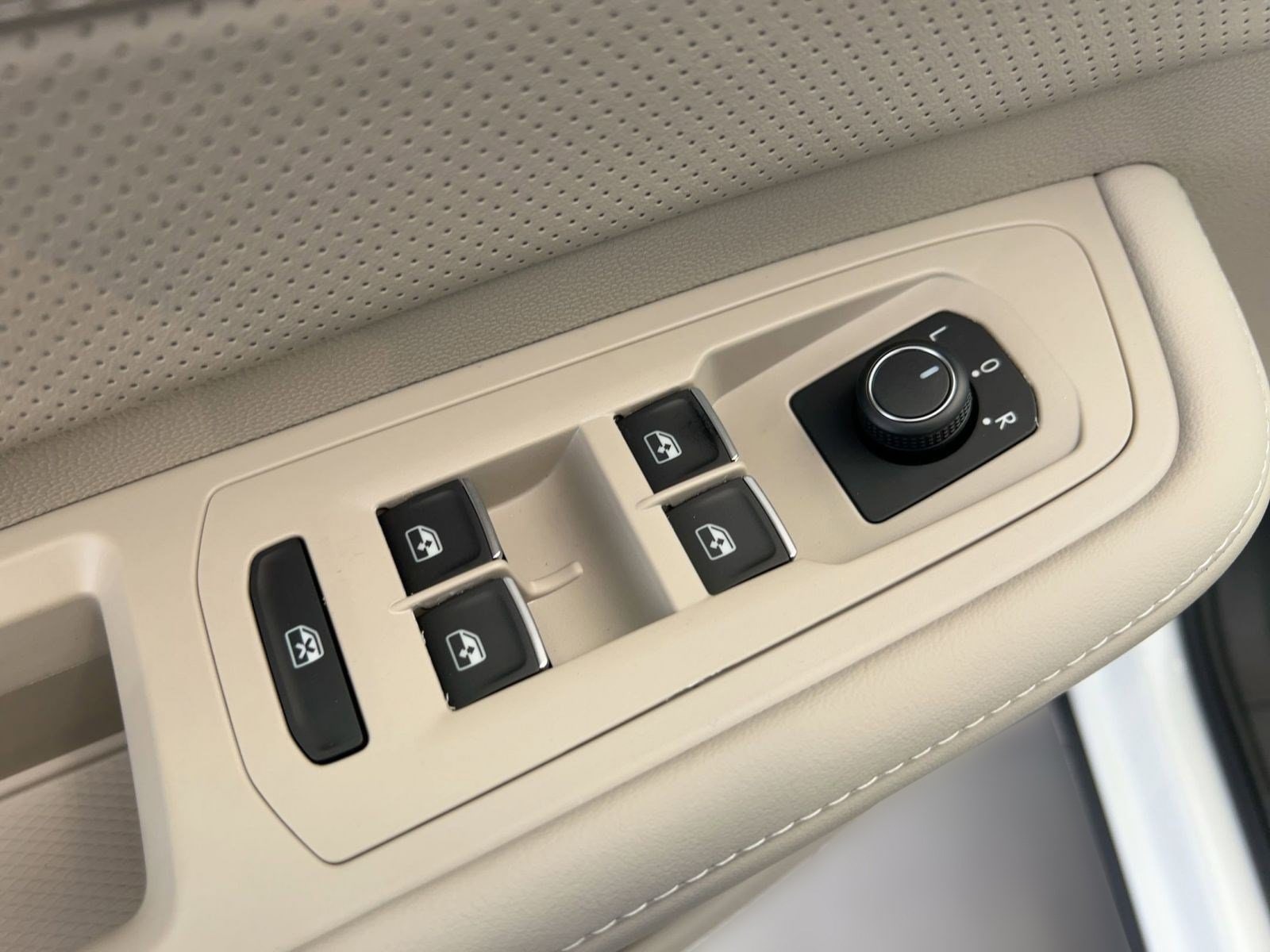 2026 Volkswagen Atlas SE w/Tech - Photo 13