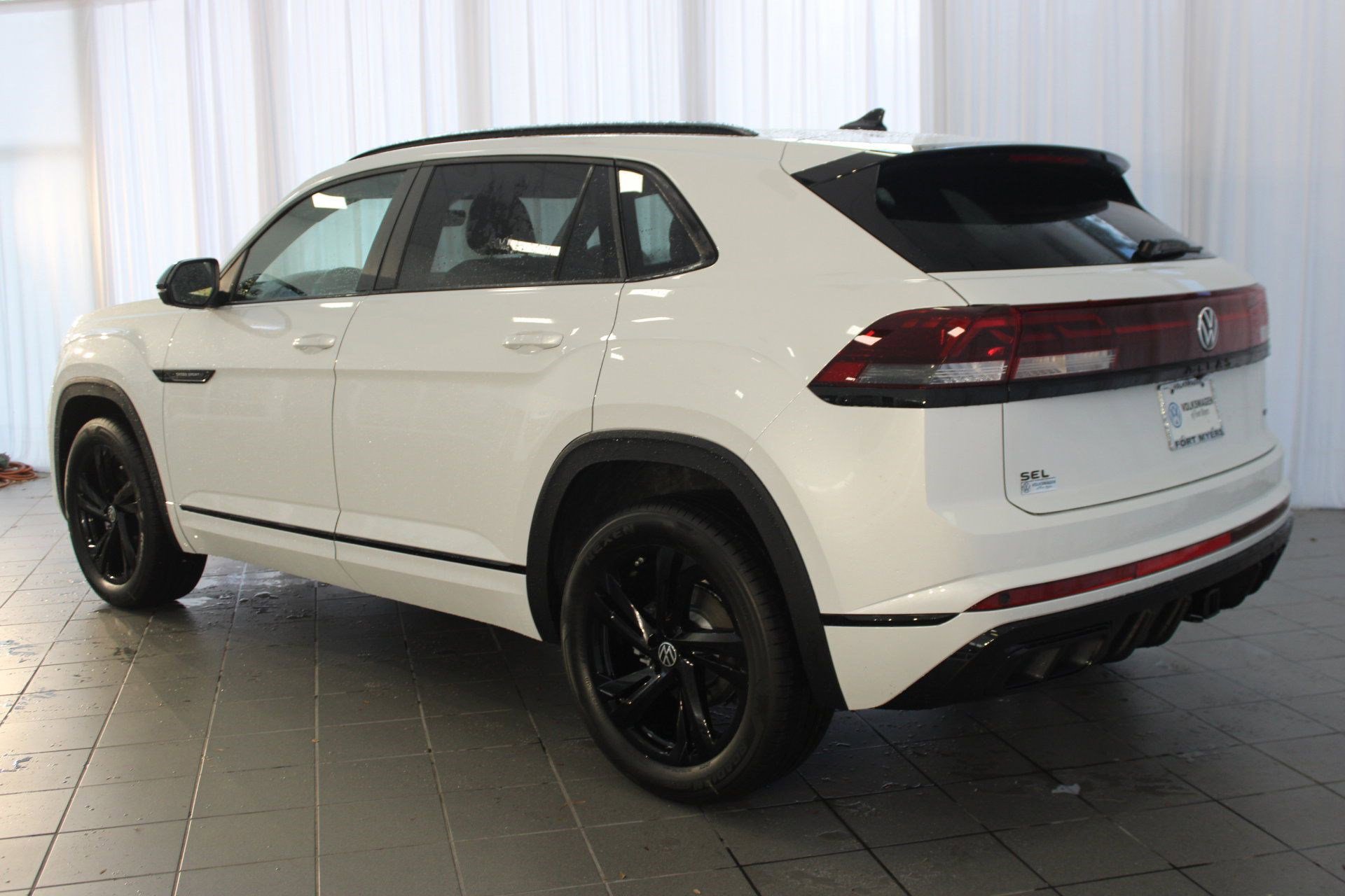 2026 Volkswagen Atlas Cross Sport SEL R-Line photo 3