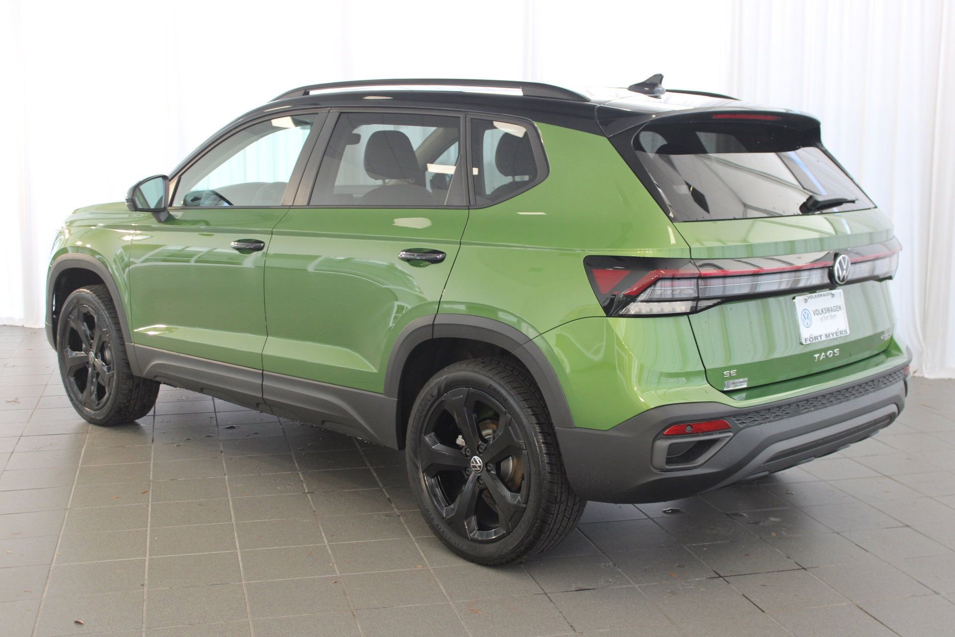 2025 Volkswagen Taos SE photo 3