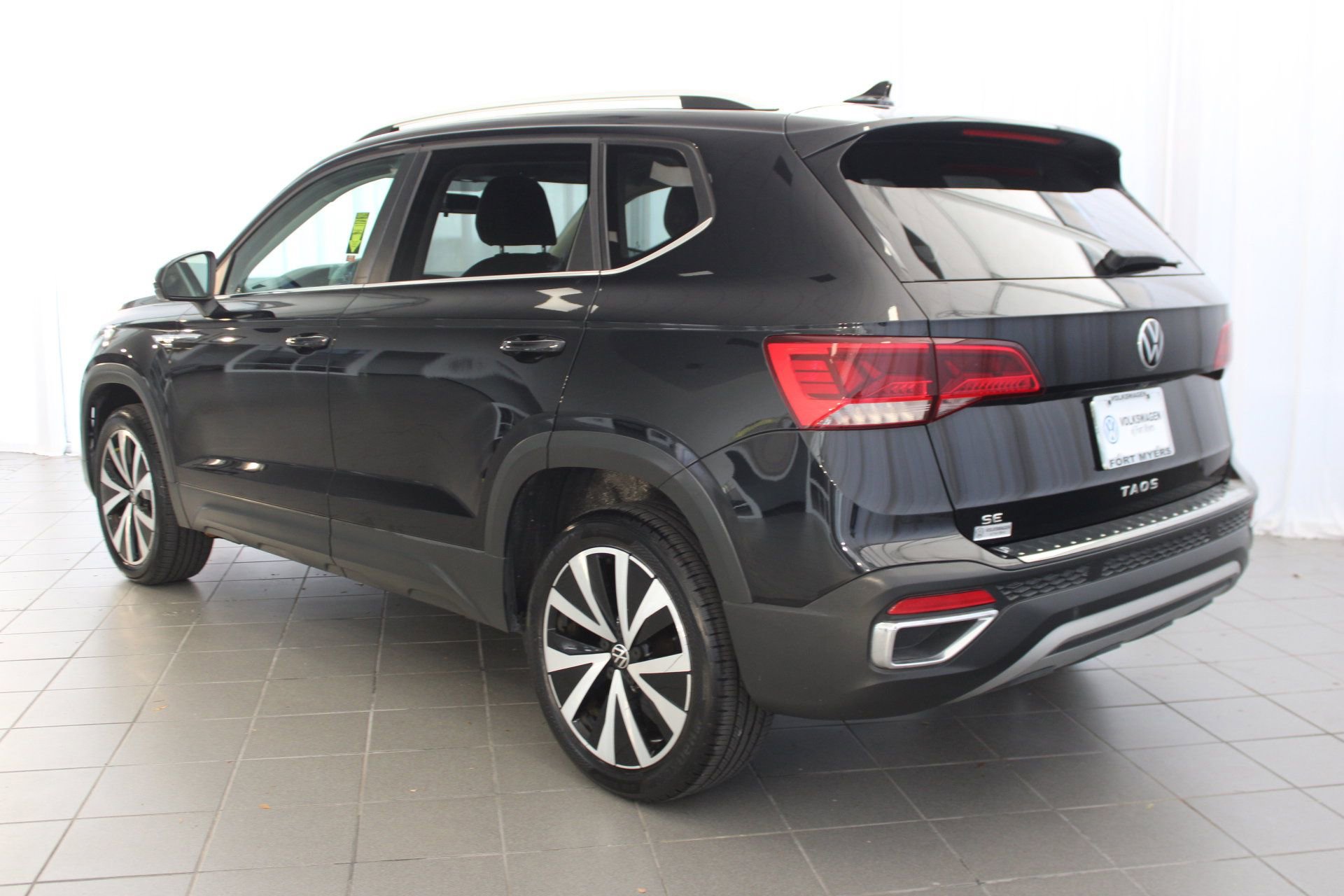 2022 Volkswagen Taos SE photo 3