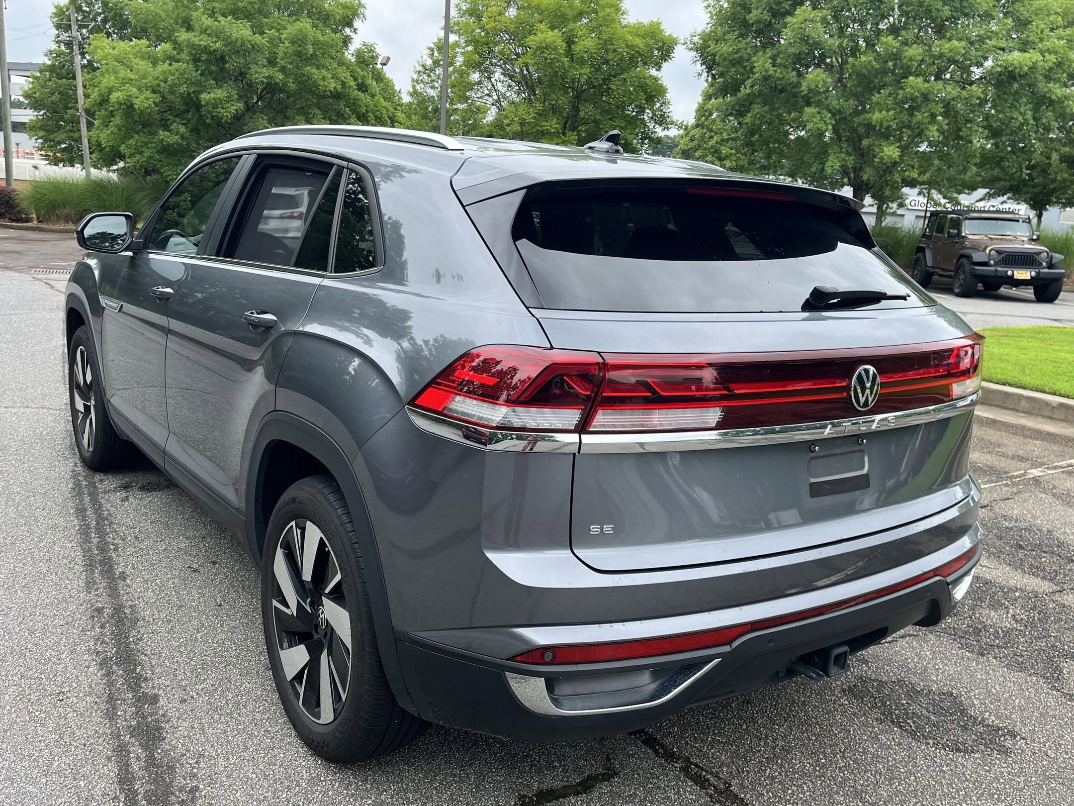 2024 Volkswagen Atlas Cross Sport SE Technology photo 2