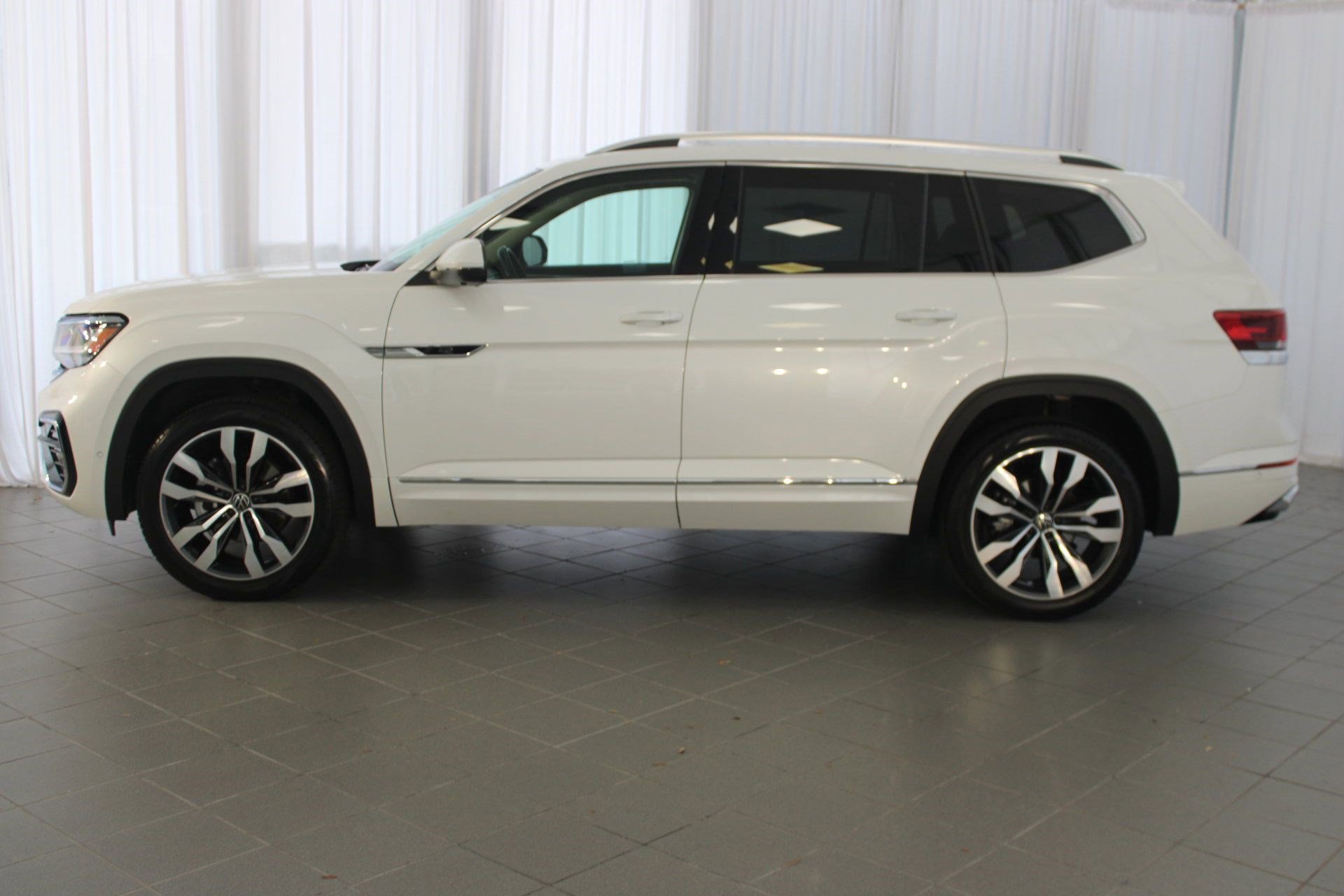 2023 Volkswagen Atlas V6 SEL Premium R-Line photo 2