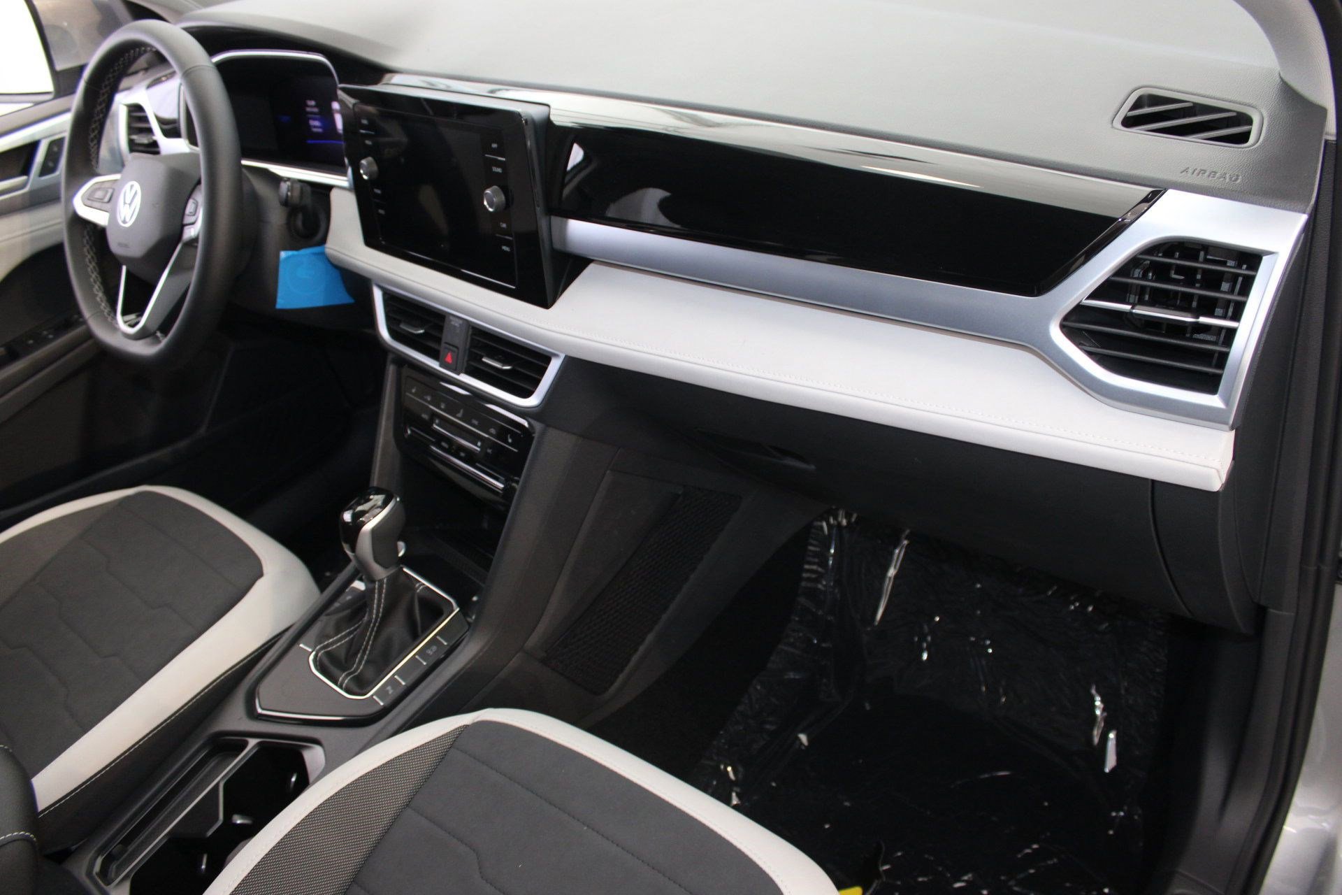 2025 Volkswagen Taos SE - Photo 27