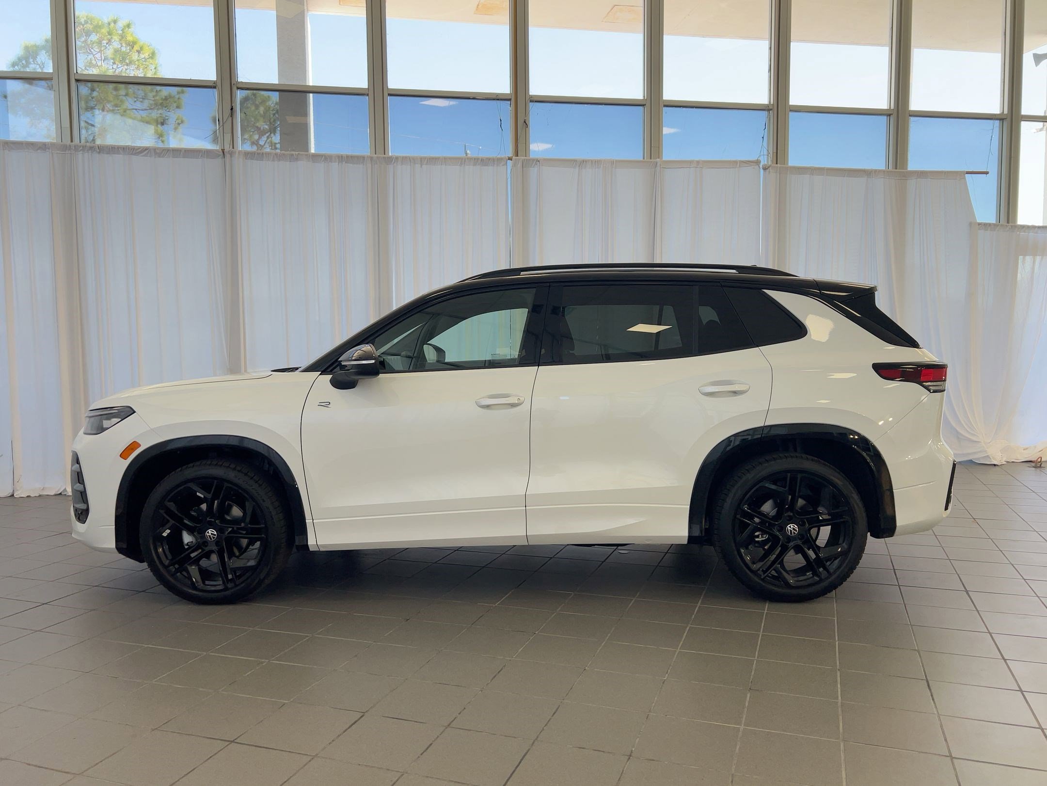 2026 Volkswagen Tiguan SE R-Line Black photo 2