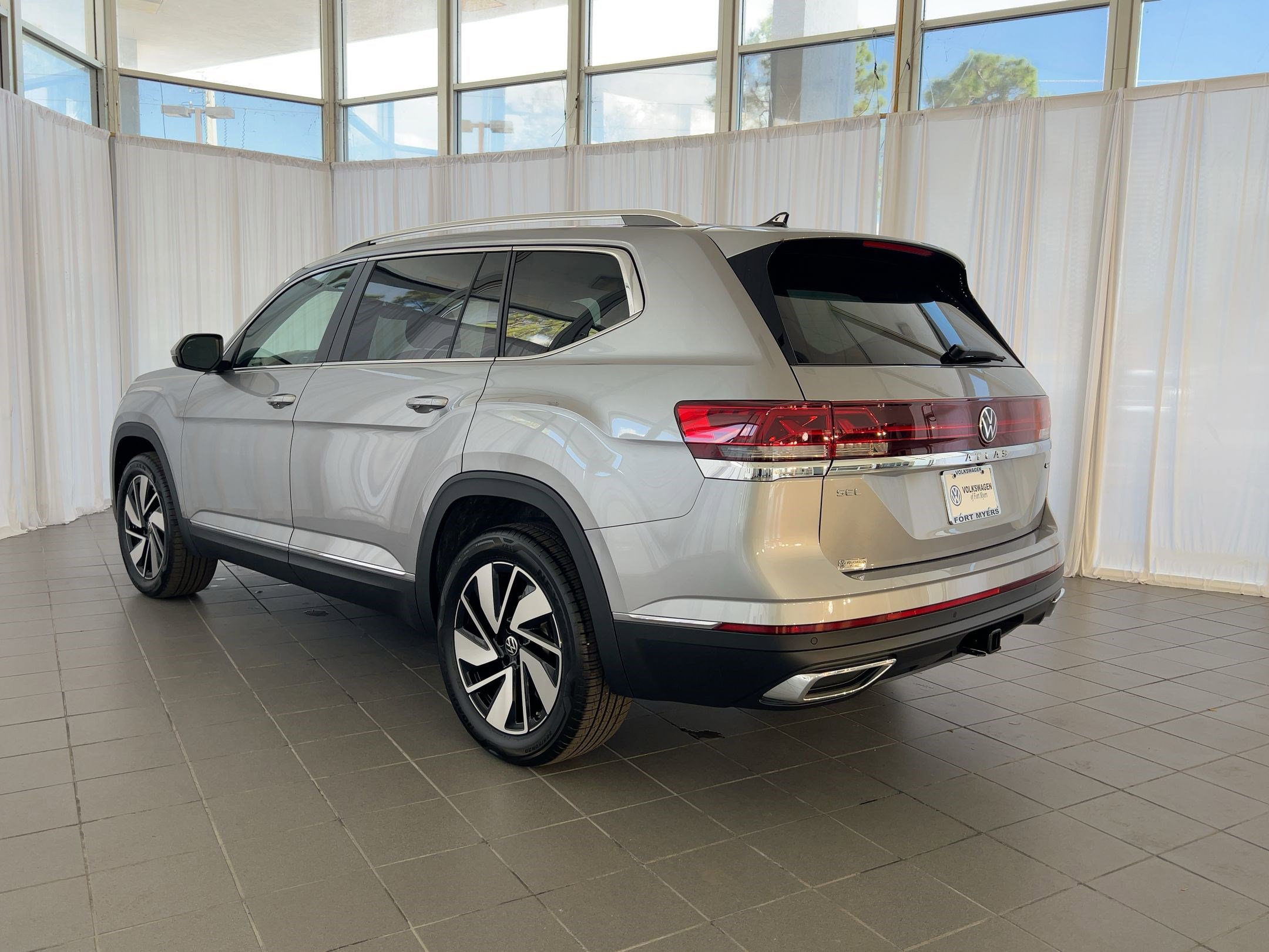 2026 Volkswagen Atlas SEL photo 2
