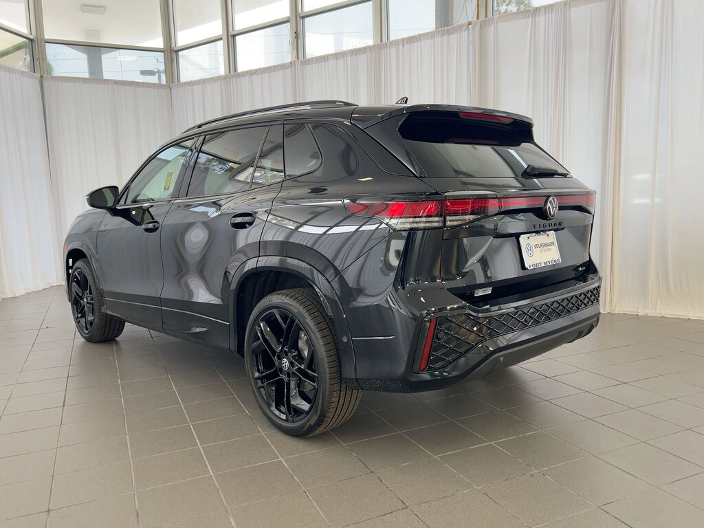 New 2026 Volkswagen Tiguan SE R-Line Black 2.0T SE R-Line Black 4MOTION