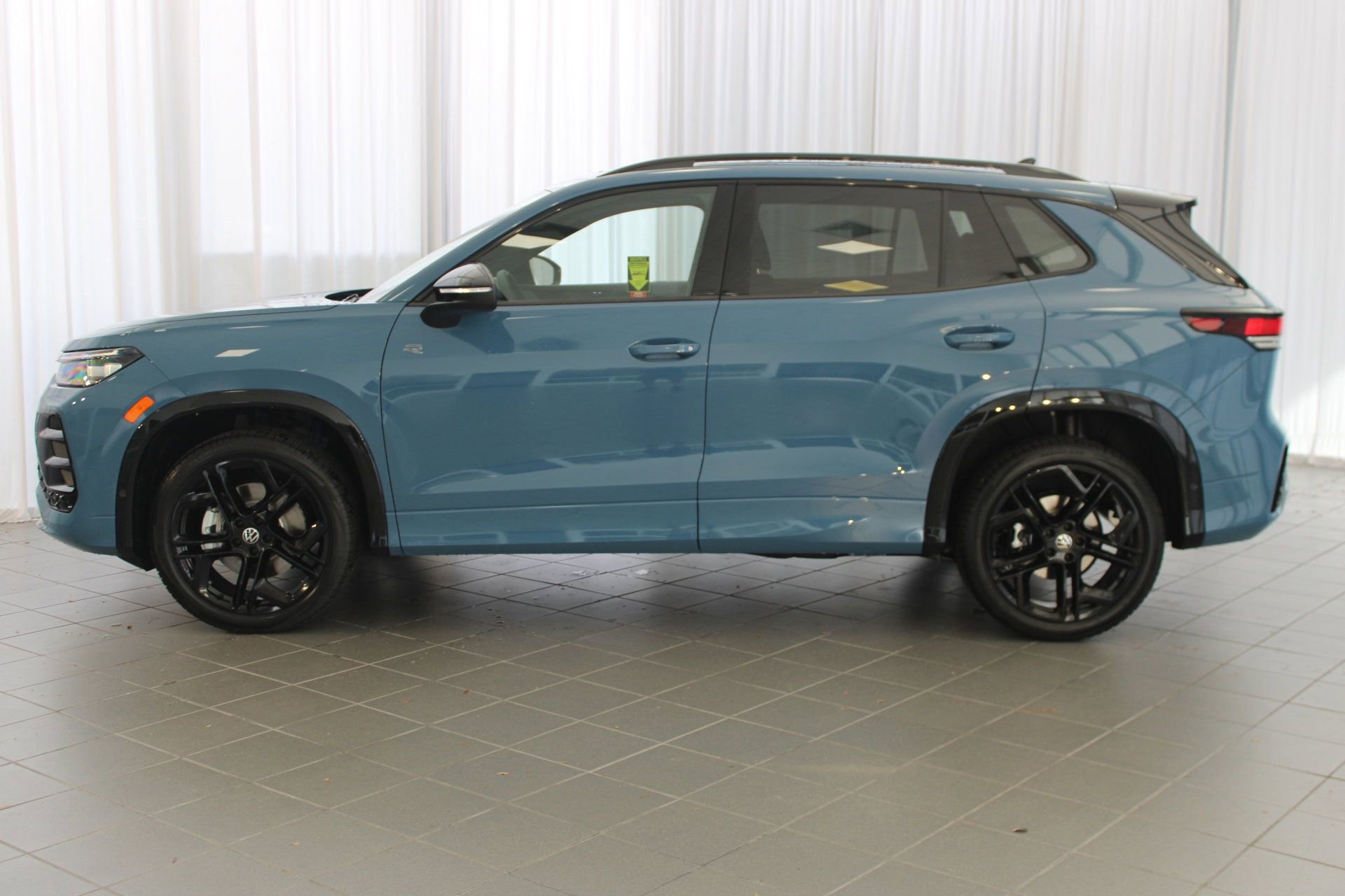 2025 Volkswagen Tiguan SE R-Line Black photo 2
