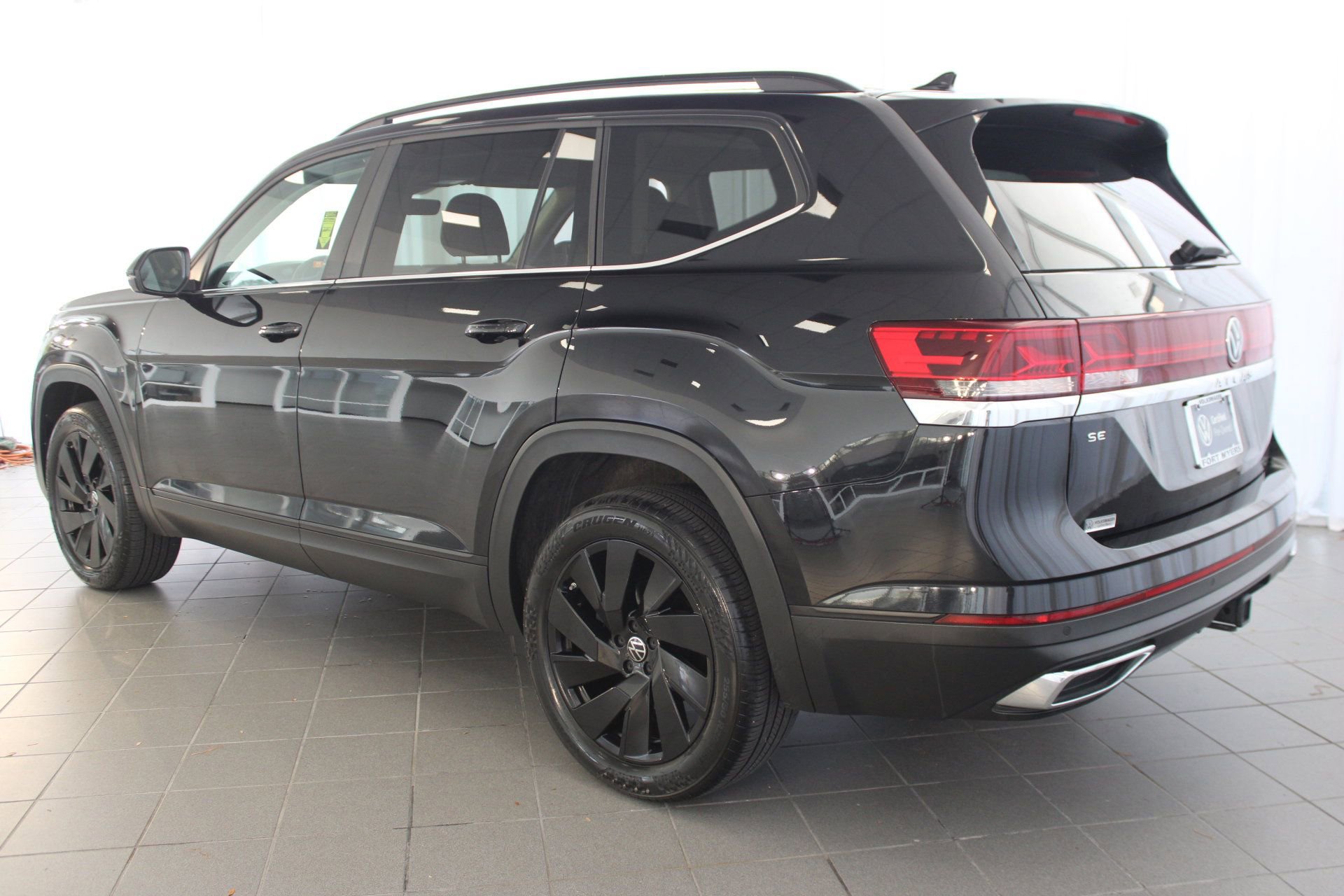 2024 Volkswagen Atlas SE Technology photo 3