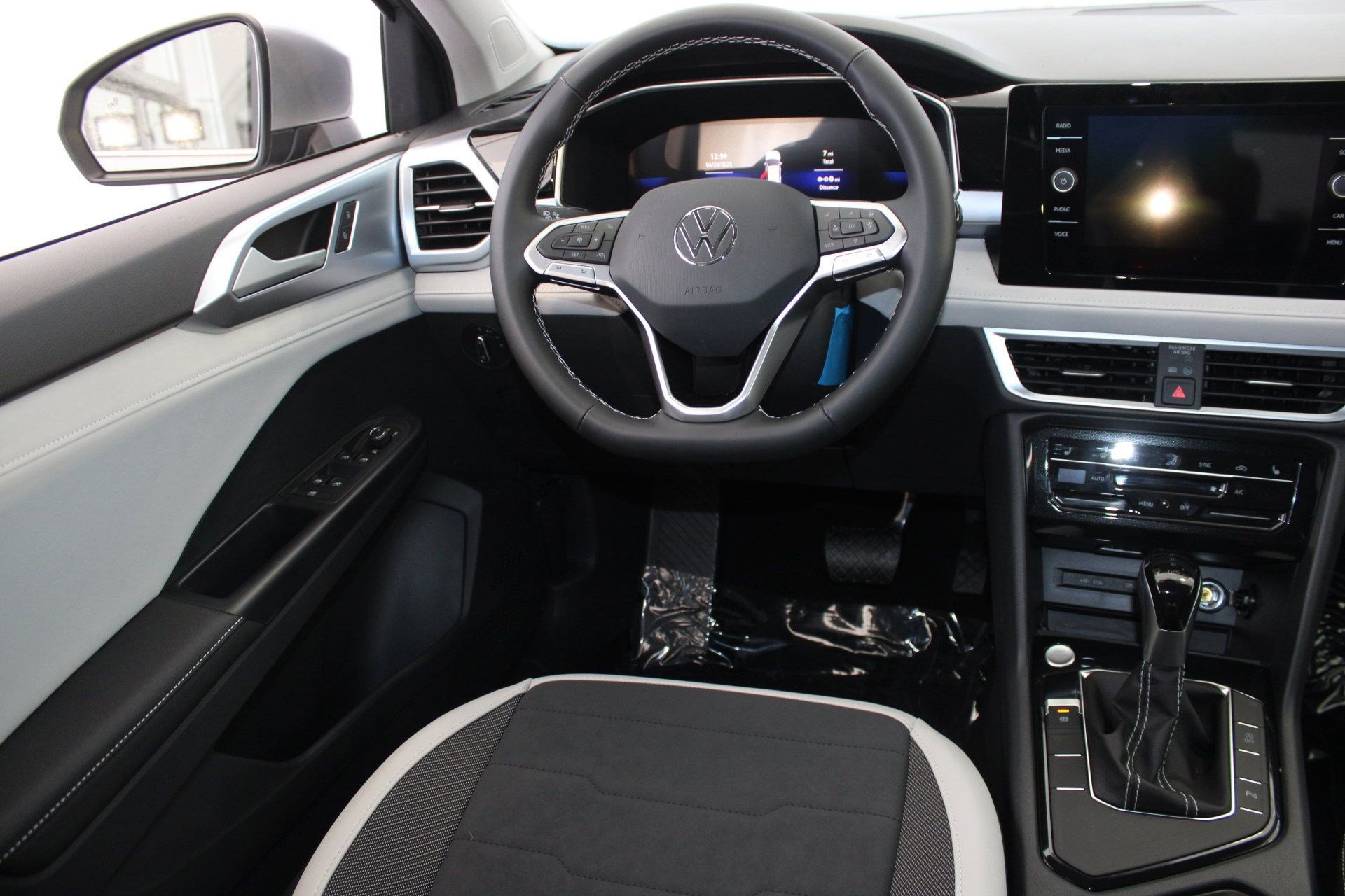 2025 Volkswagen Taos SE - Photo 23