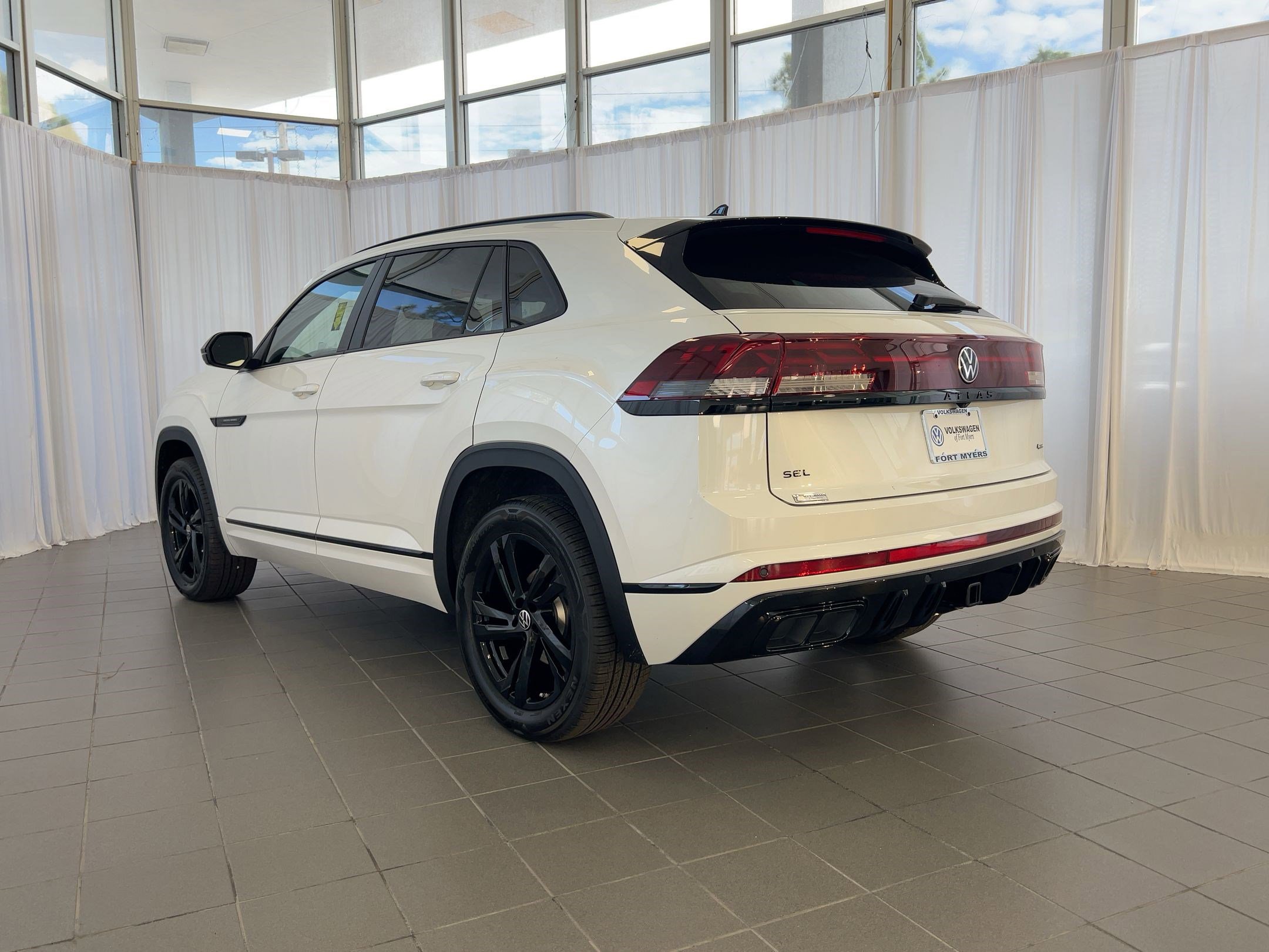 2026 Volkswagen Atlas Cross Sport SEL R-Line photo 3