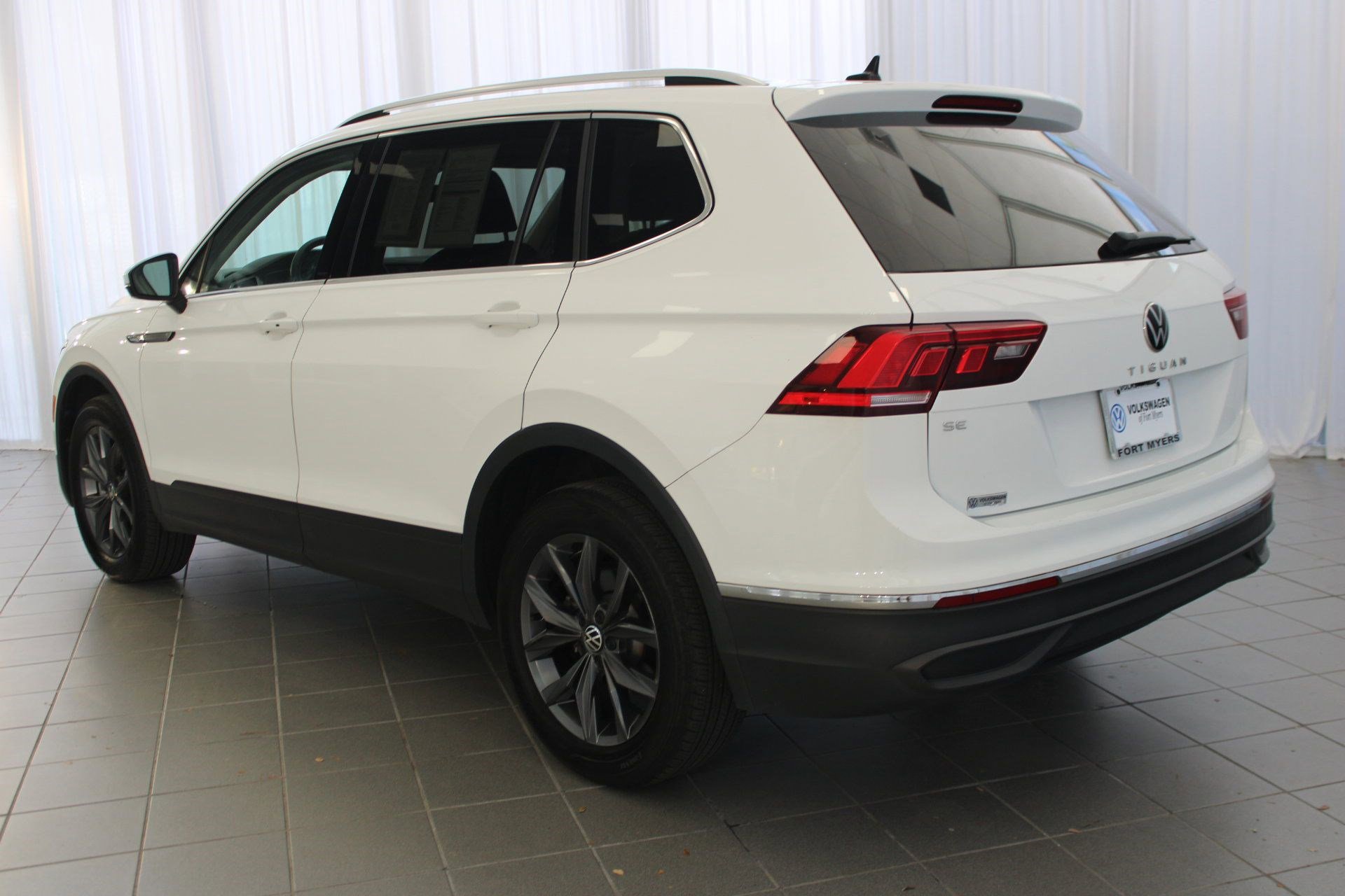 2024 Volkswagen Tiguan SE Wolfsburg Edition photo 2