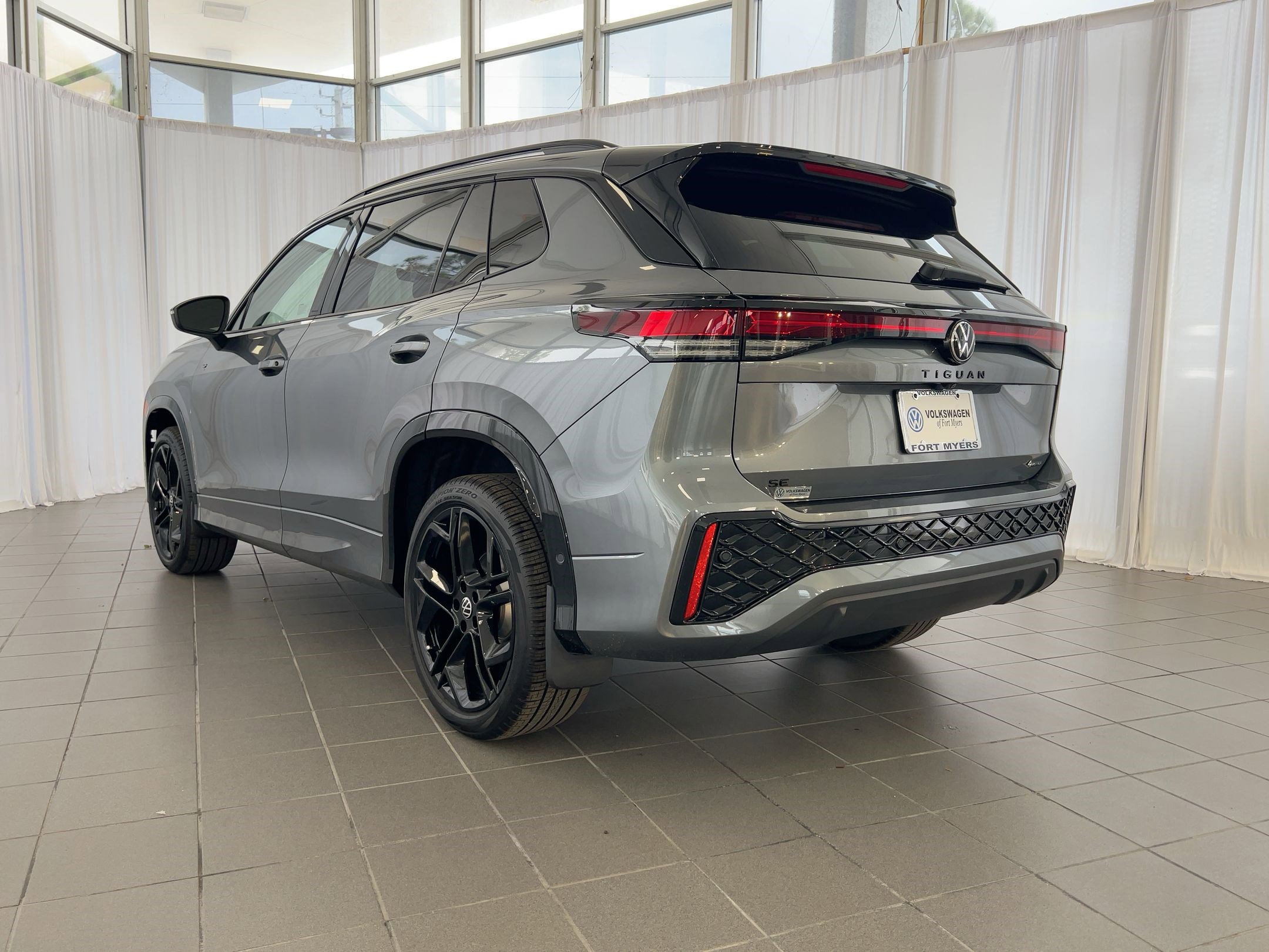 2026 Volkswagen Tiguan SE R-Line Black photo 3