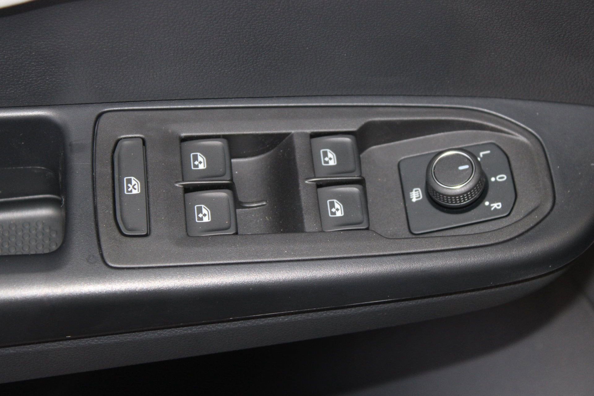 2025 Volkswagen Taos SE - Photo 12