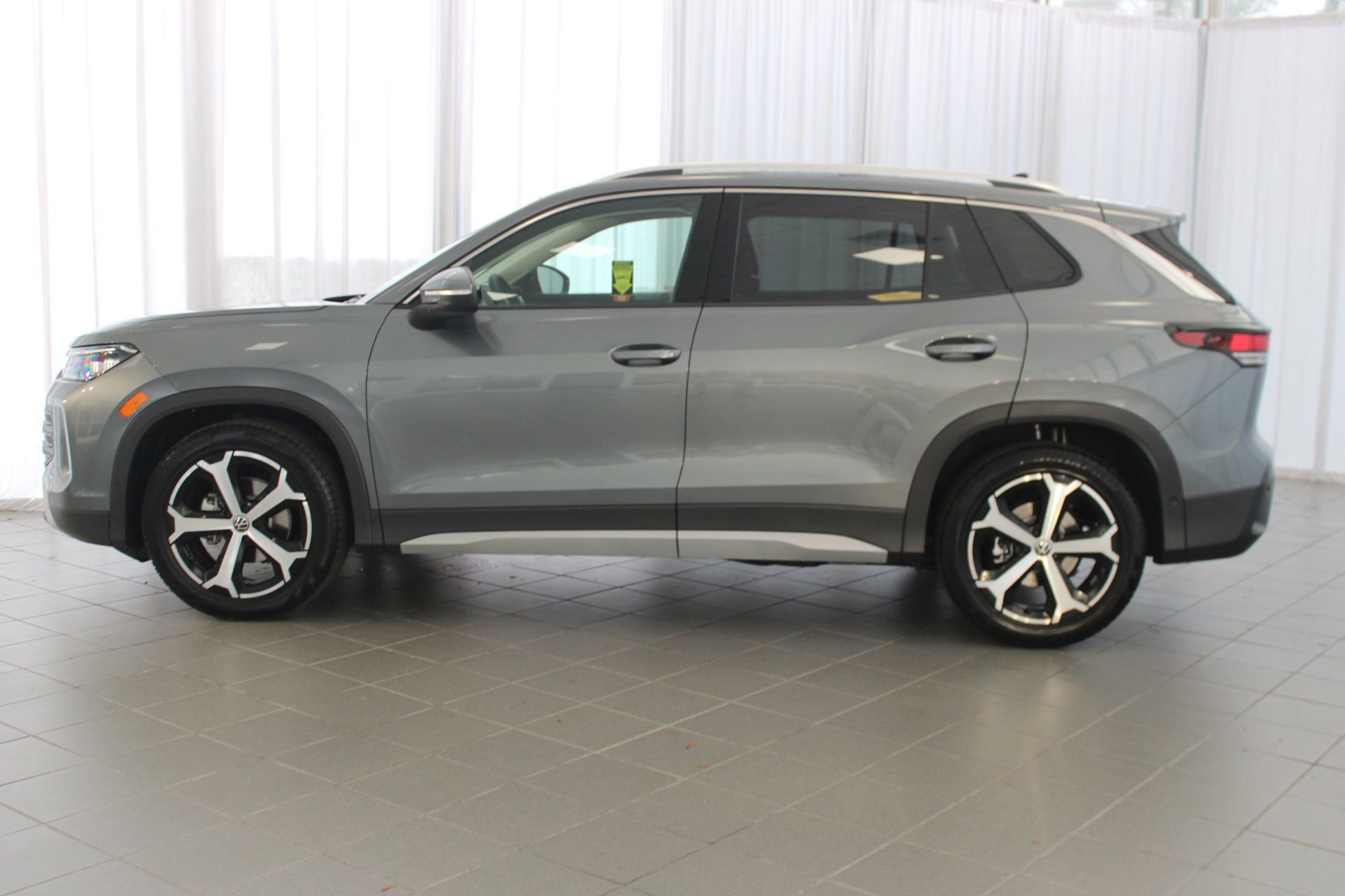 2025 Volkswagen Tiguan SE photo 2