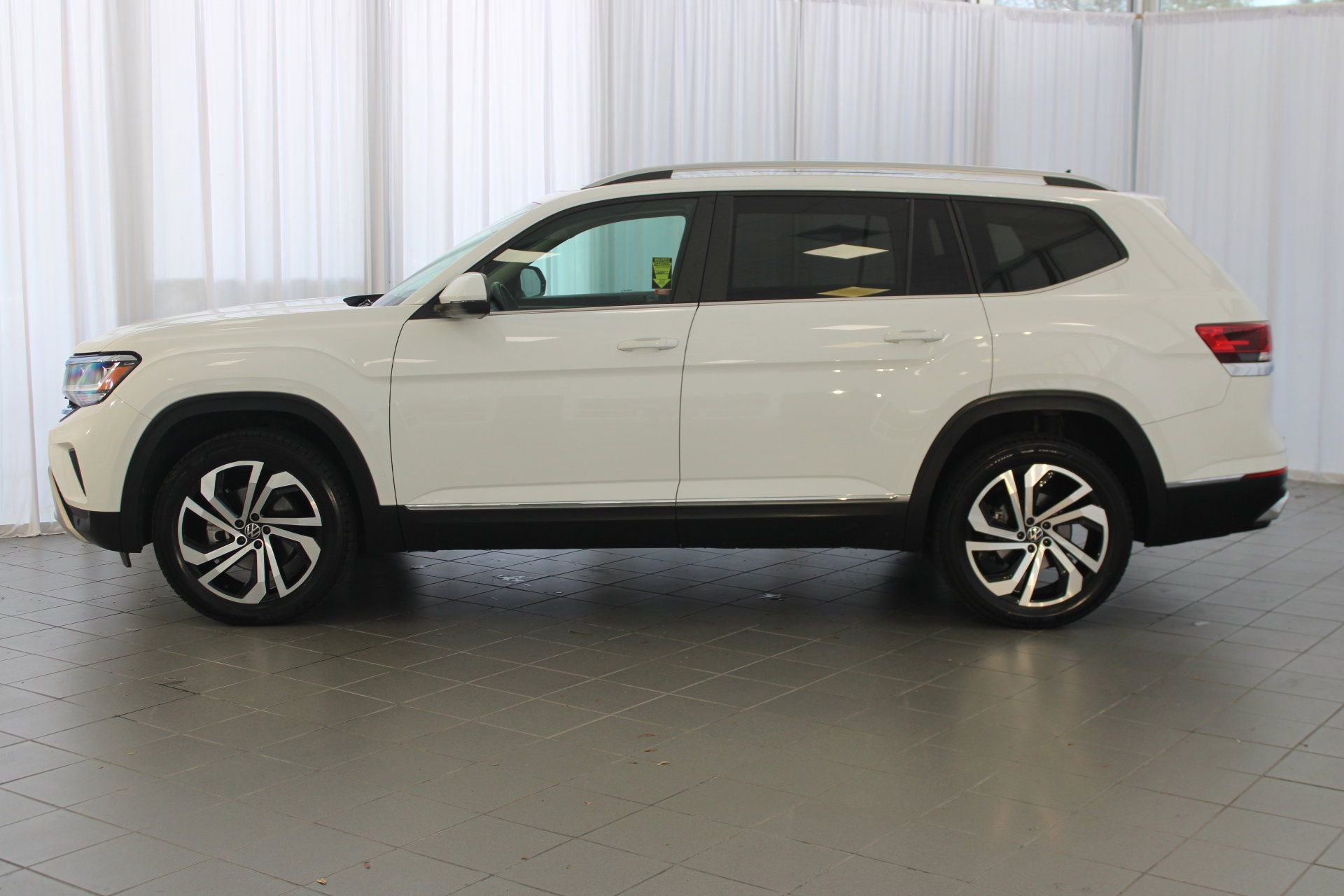 2022 Volkswagen Atlas SEL photo 2