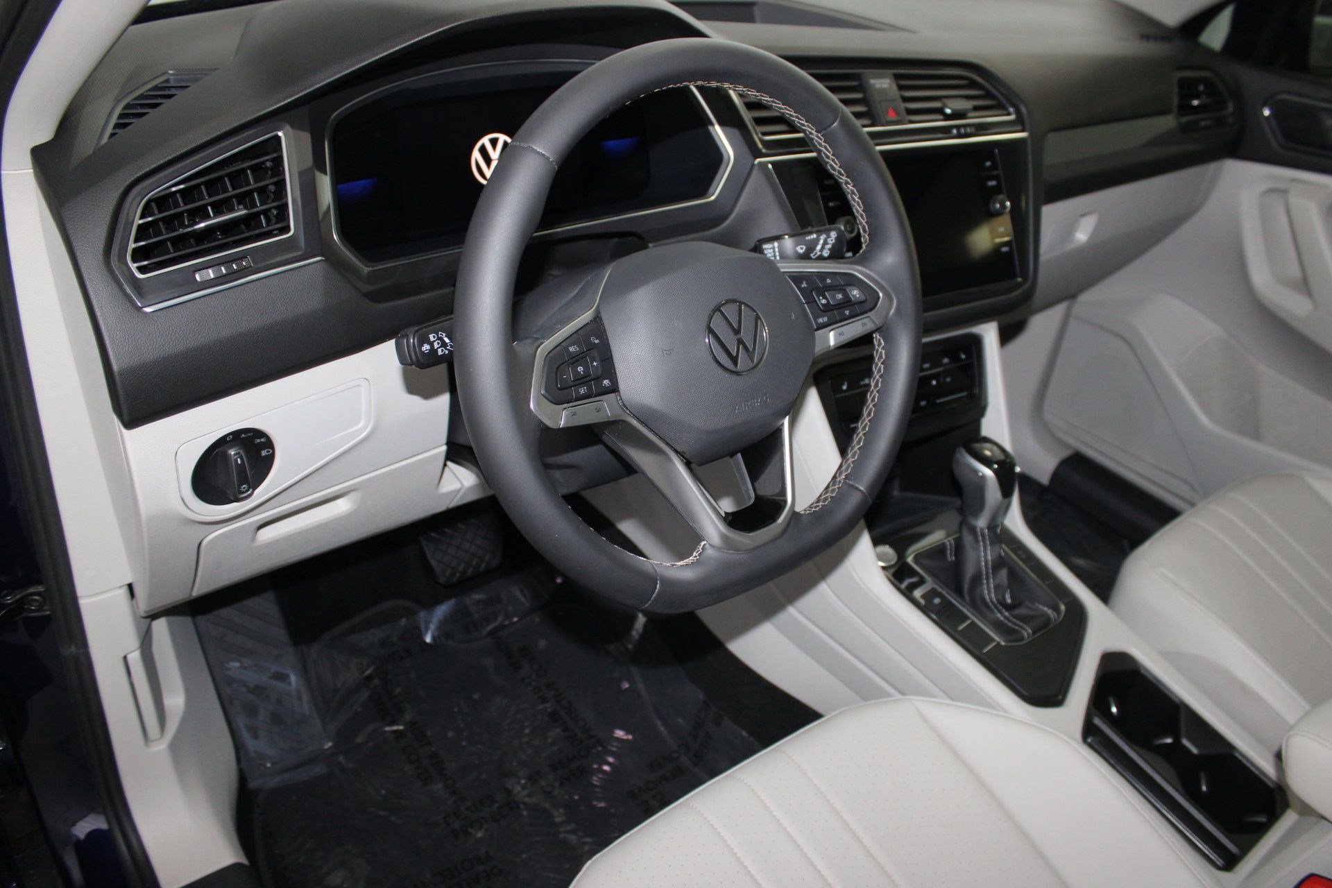 2023 Volkswagen Tiguan SE photo 4