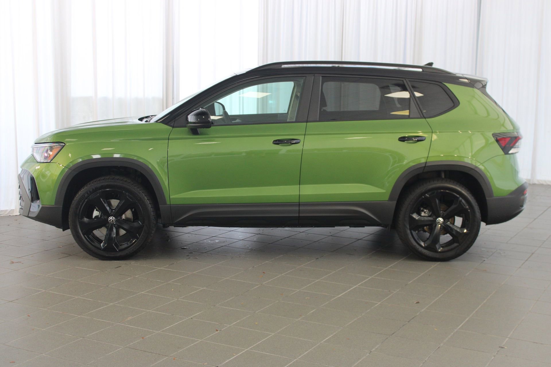 2025 Volkswagen Taos SE photo 2