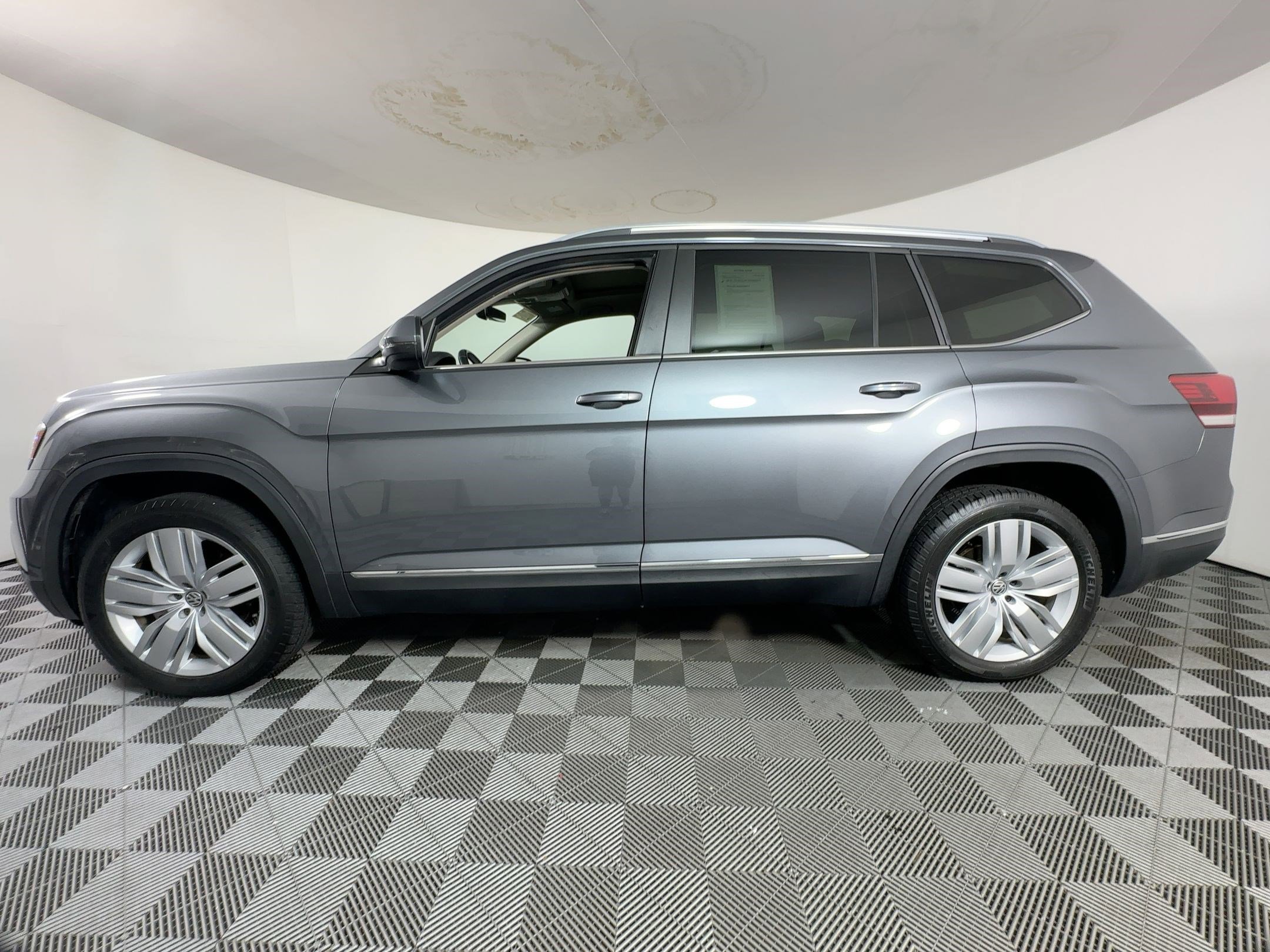 2019 Volkswagen Atlas V6 SEL photo 2