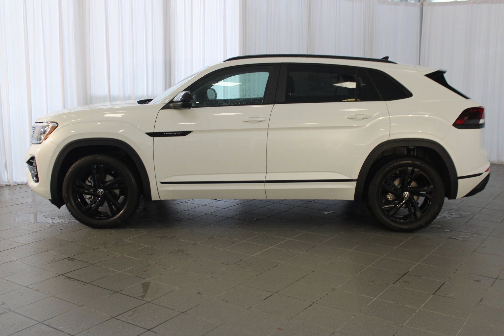 2026 Volkswagen Atlas Cross Sport SEL R-Line photo 2