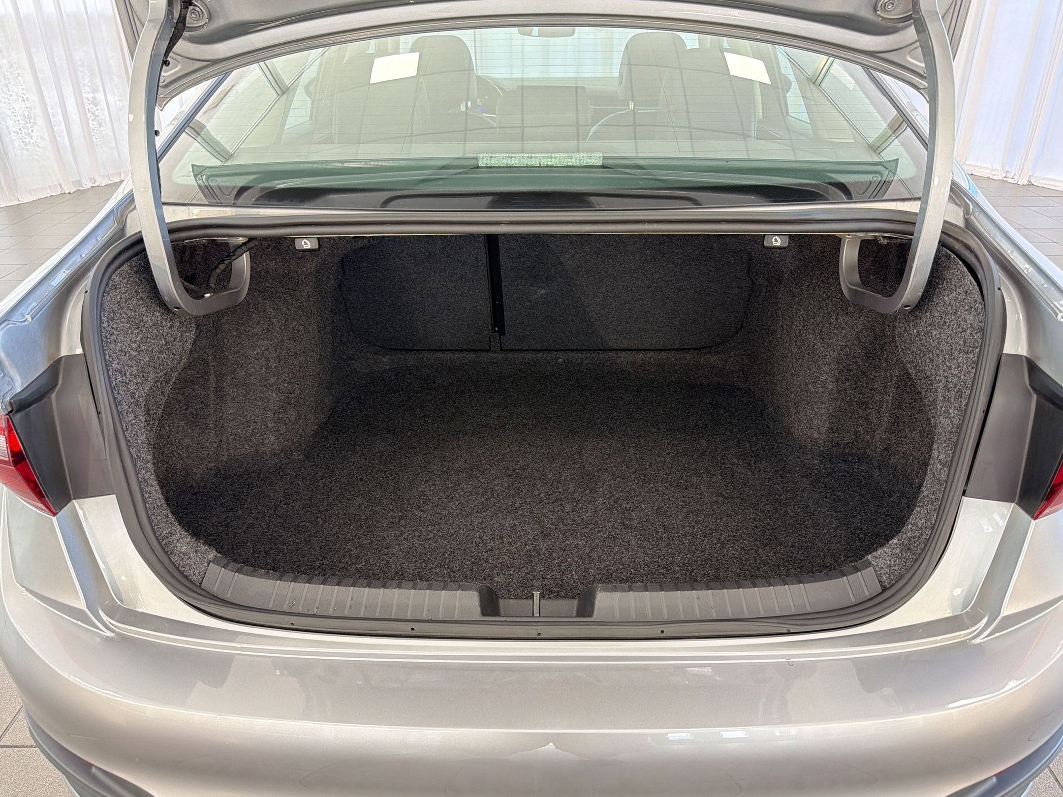 2025 Volkswagen Jetta SE - Photo 32