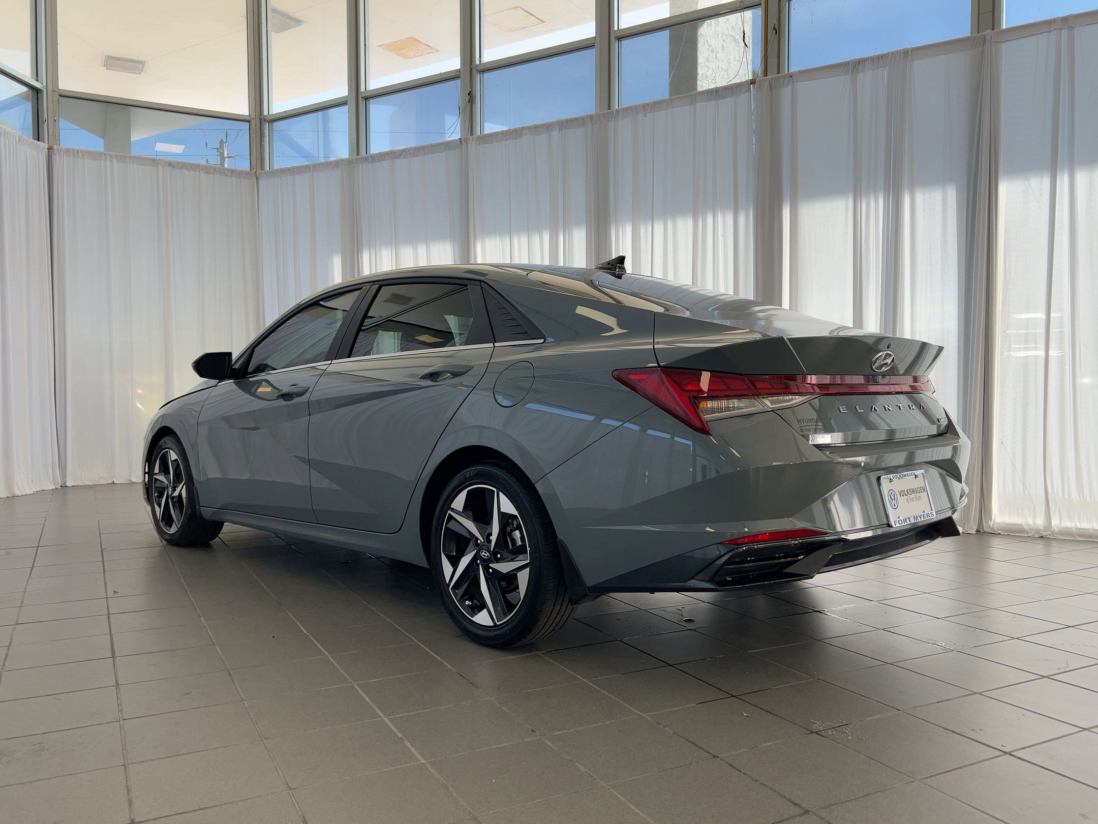 2023 Hyundai Elantra Limited photo 3