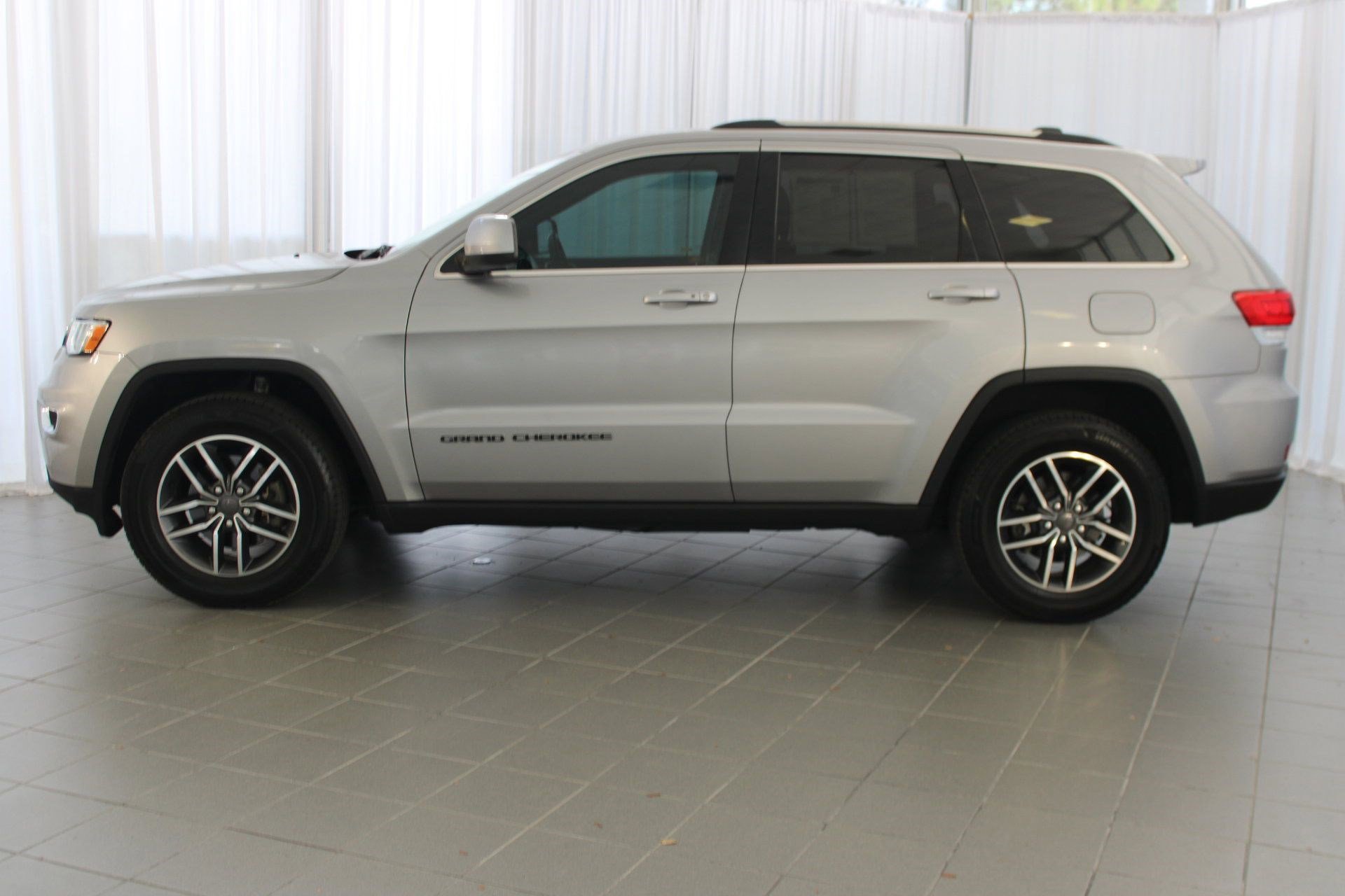 2019 Jeep Grand Cherokee Laredo E photo 2