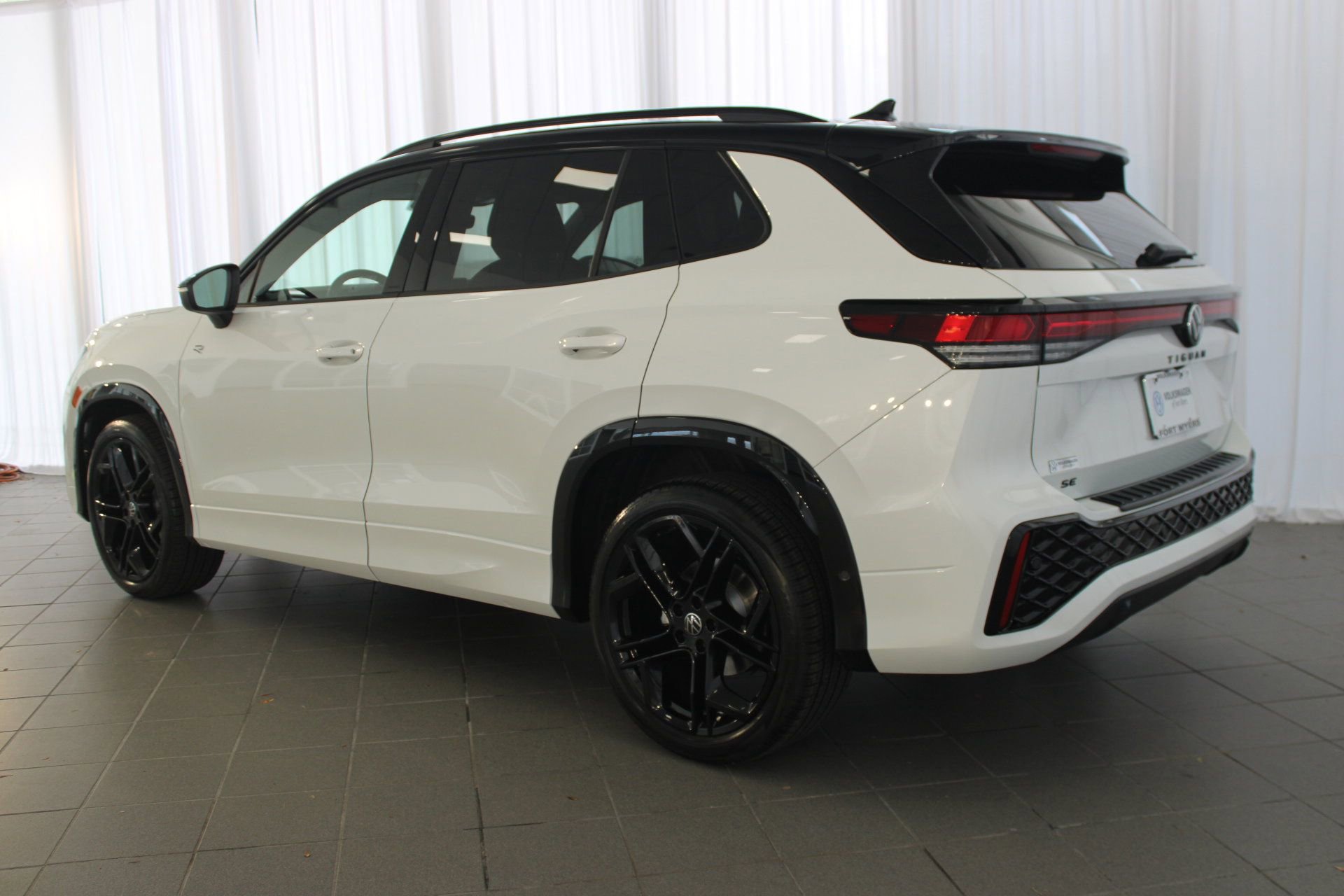 2025 Volkswagen Tiguan SE R-Line Black photo 3