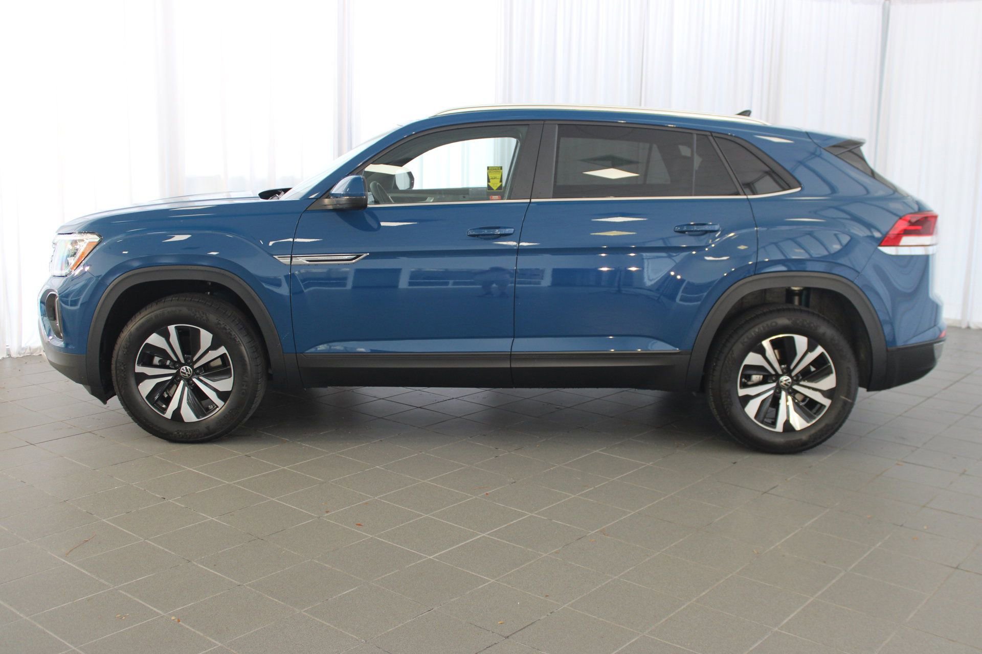 2026 Volkswagen Atlas Cross Sport SE photo 2
