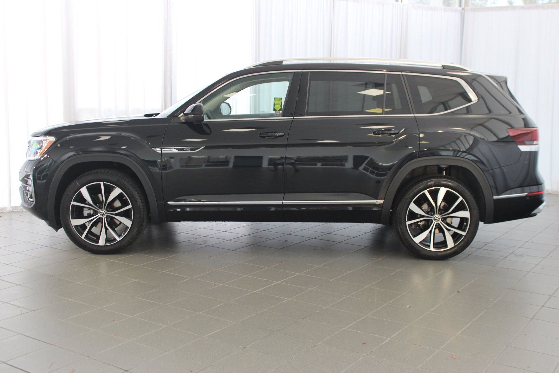 2026 Volkswagen Atlas SEL Premium R-Line photo 2