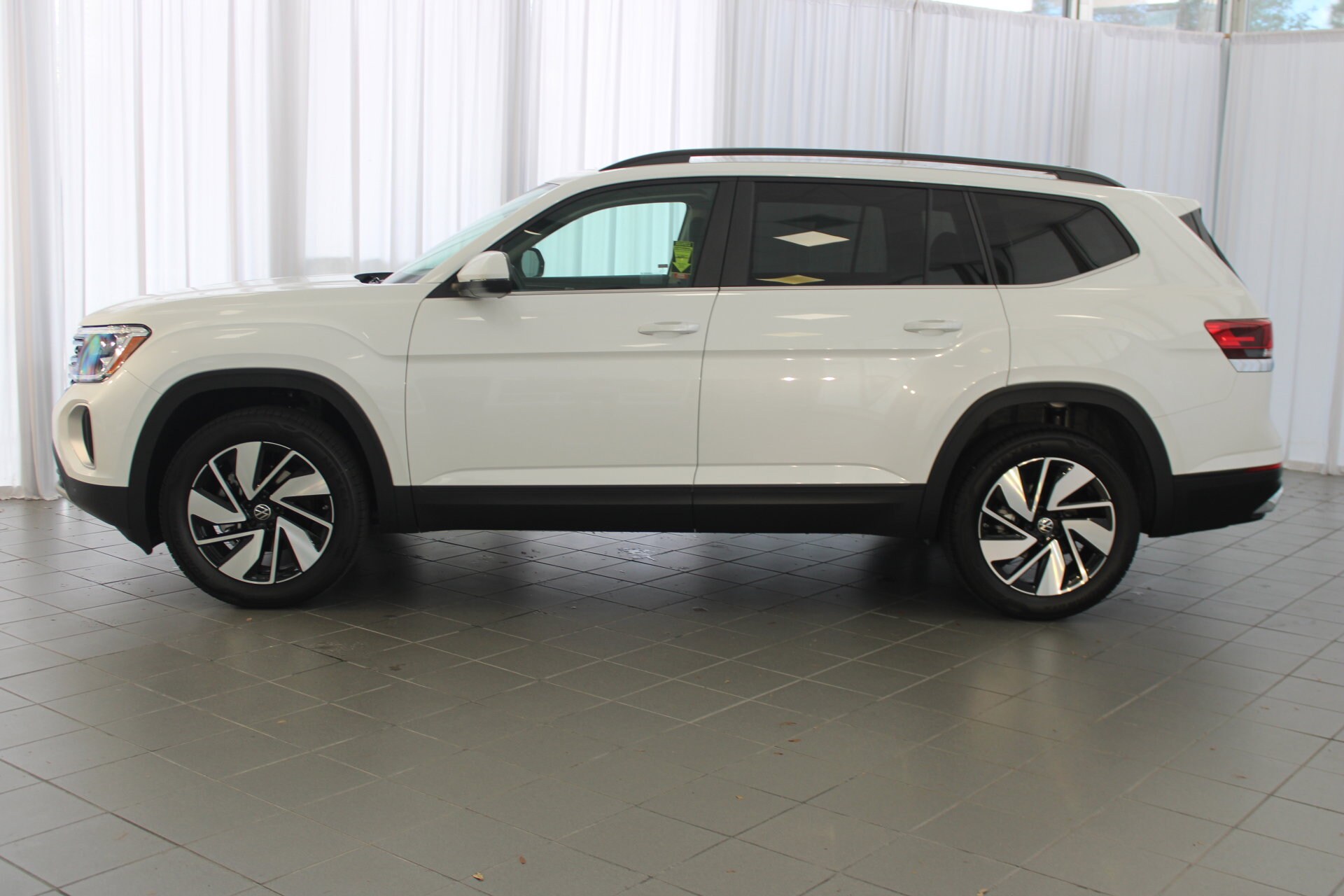 2026 Volkswagen Atlas SE Technology photo 2