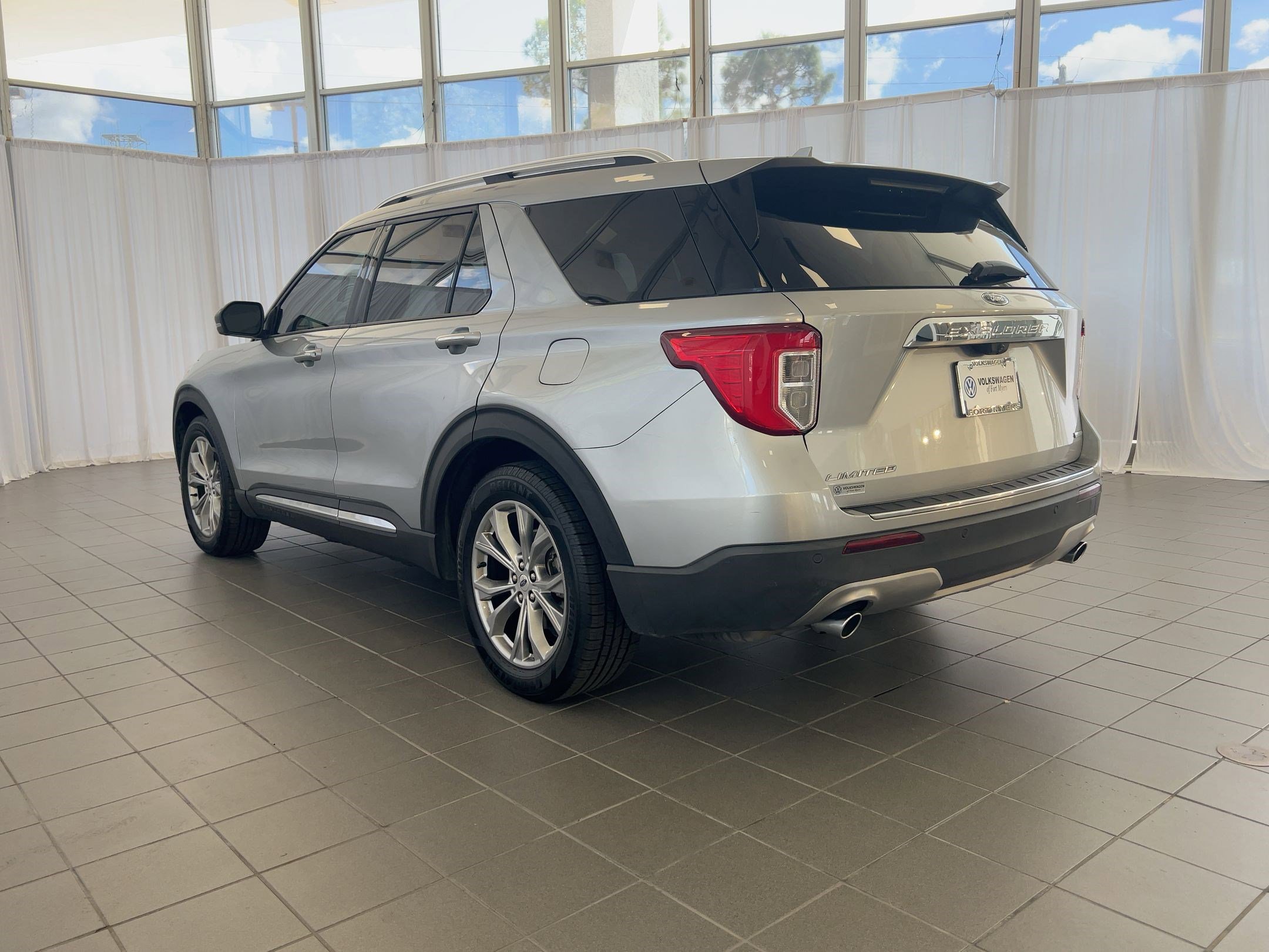 2020 Ford Explorer Limited photo 2