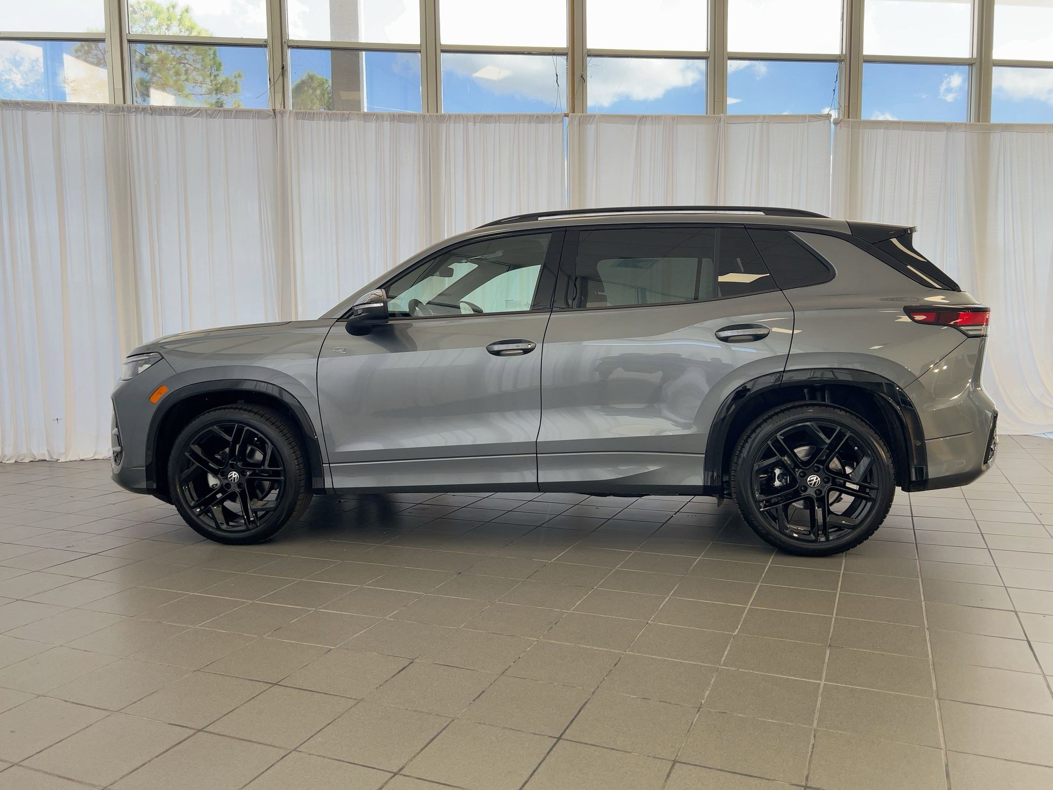 2026 Volkswagen Tiguan SE R-Line Black photo 2