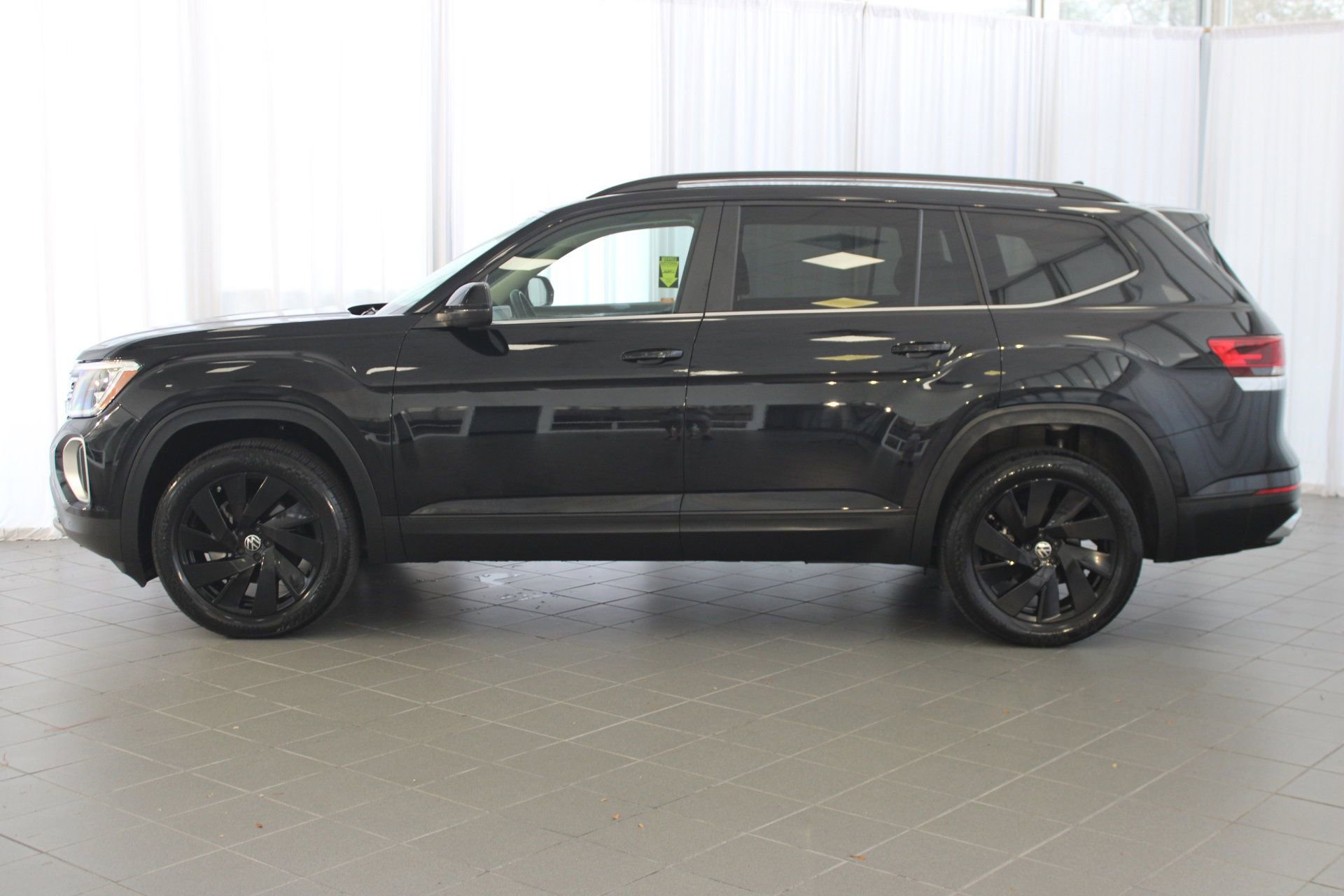 2024 Volkswagen Atlas SE Technology photo 2