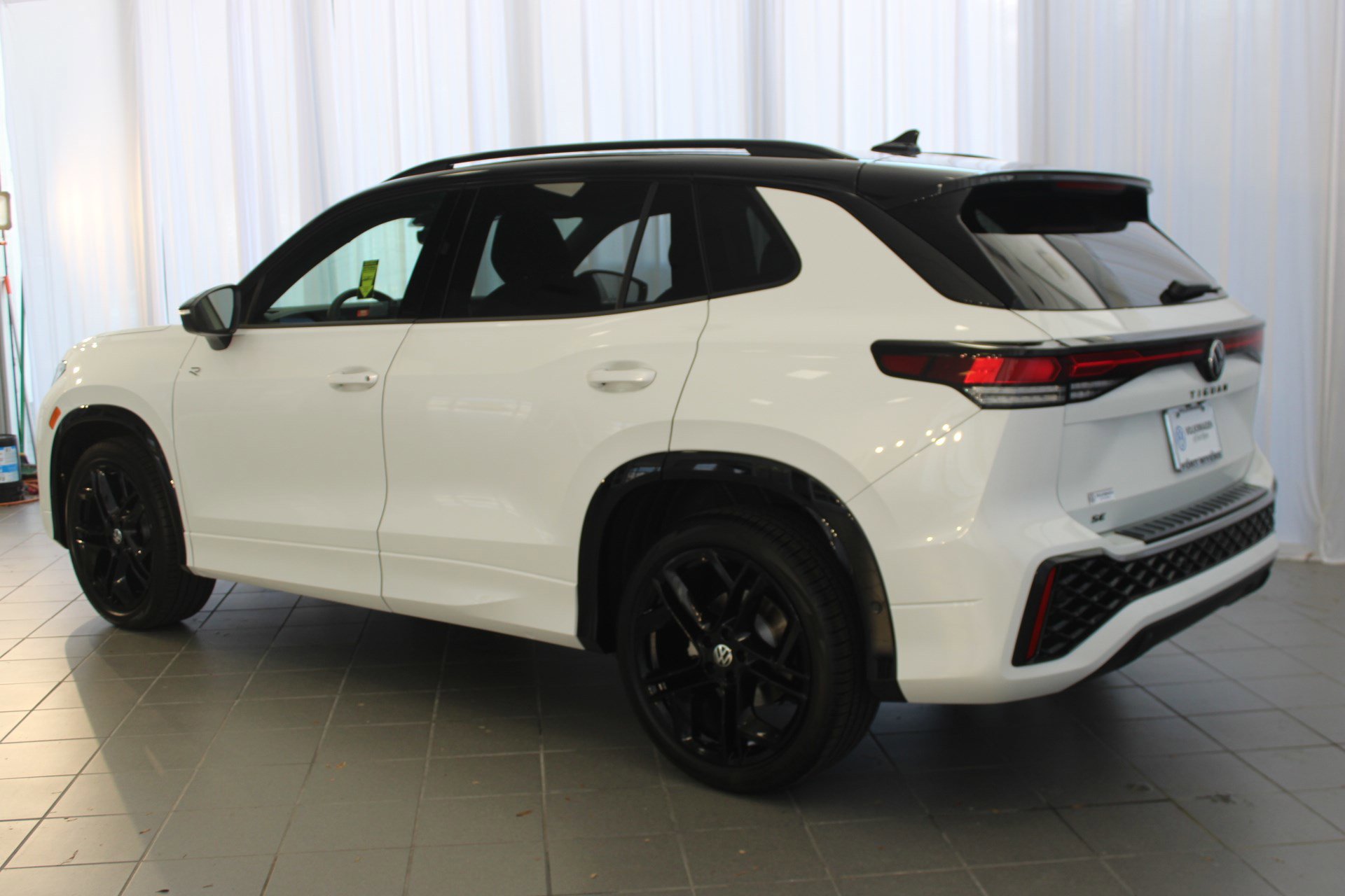 2025 Volkswagen Tiguan SE R-Line Black photo 3